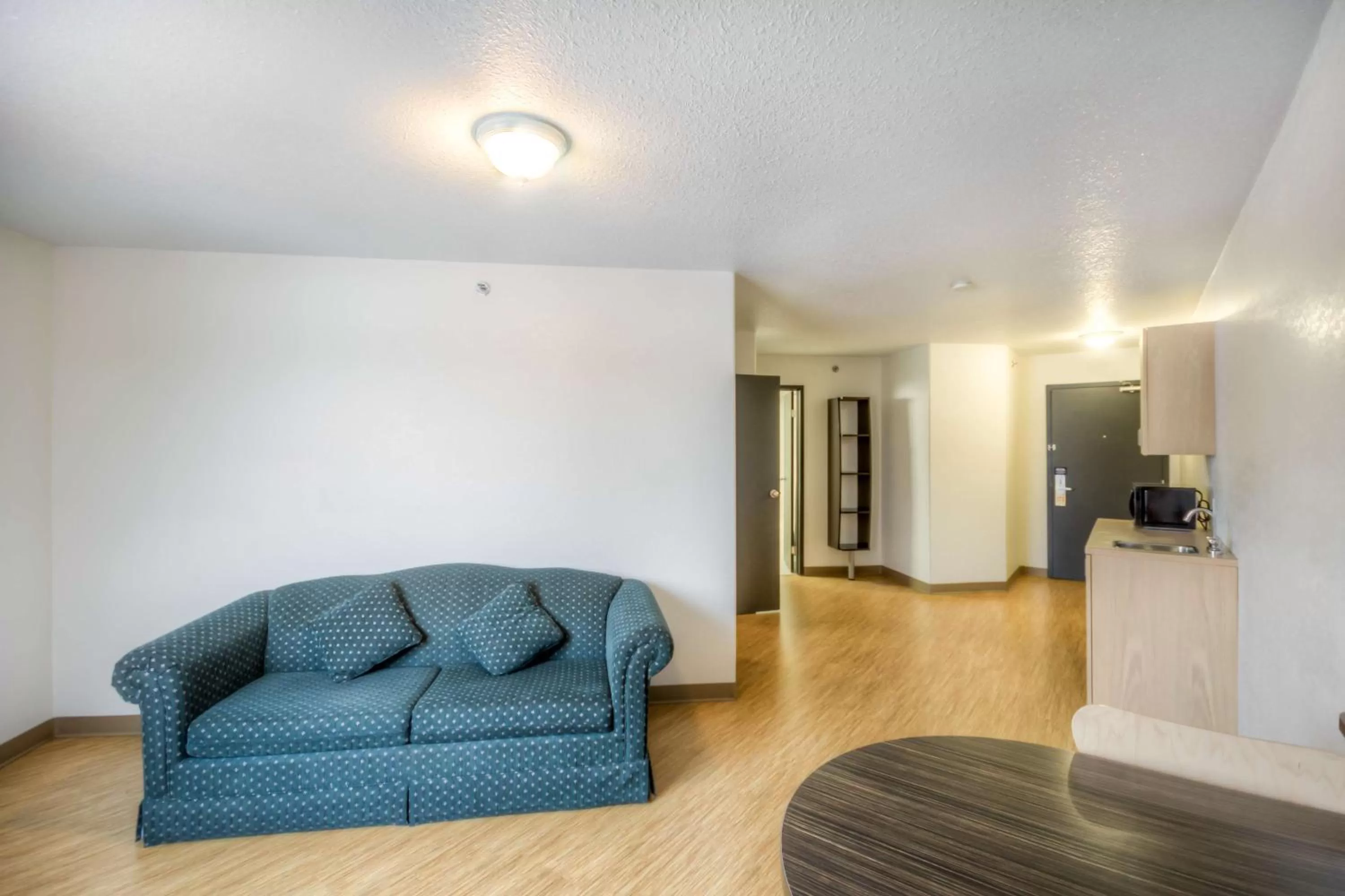 Living room in Motel 6-Regina, SK