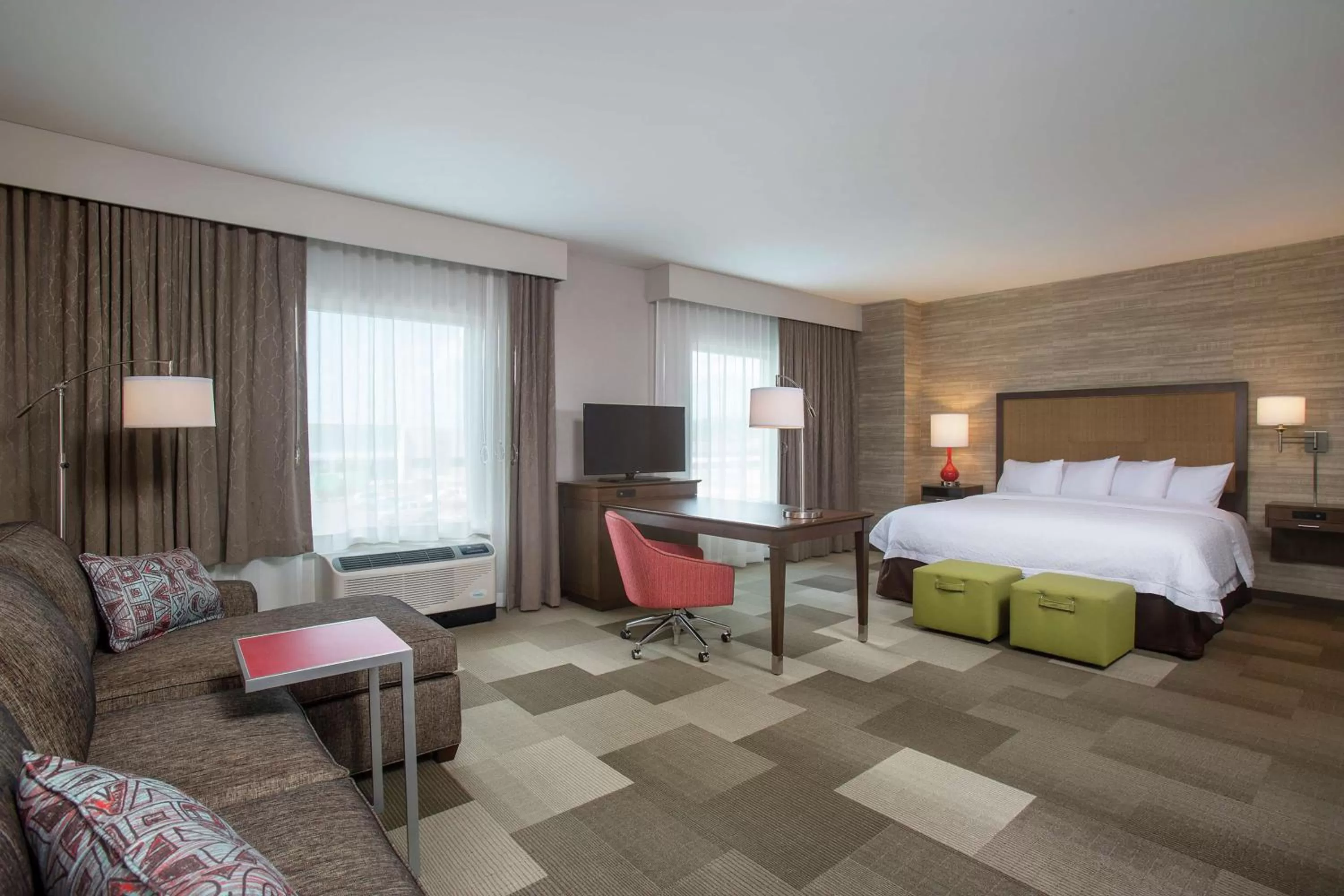 Bed in Hampton Inn & Suites Oahu Kapolei - FREE Parking - No Resort Fee