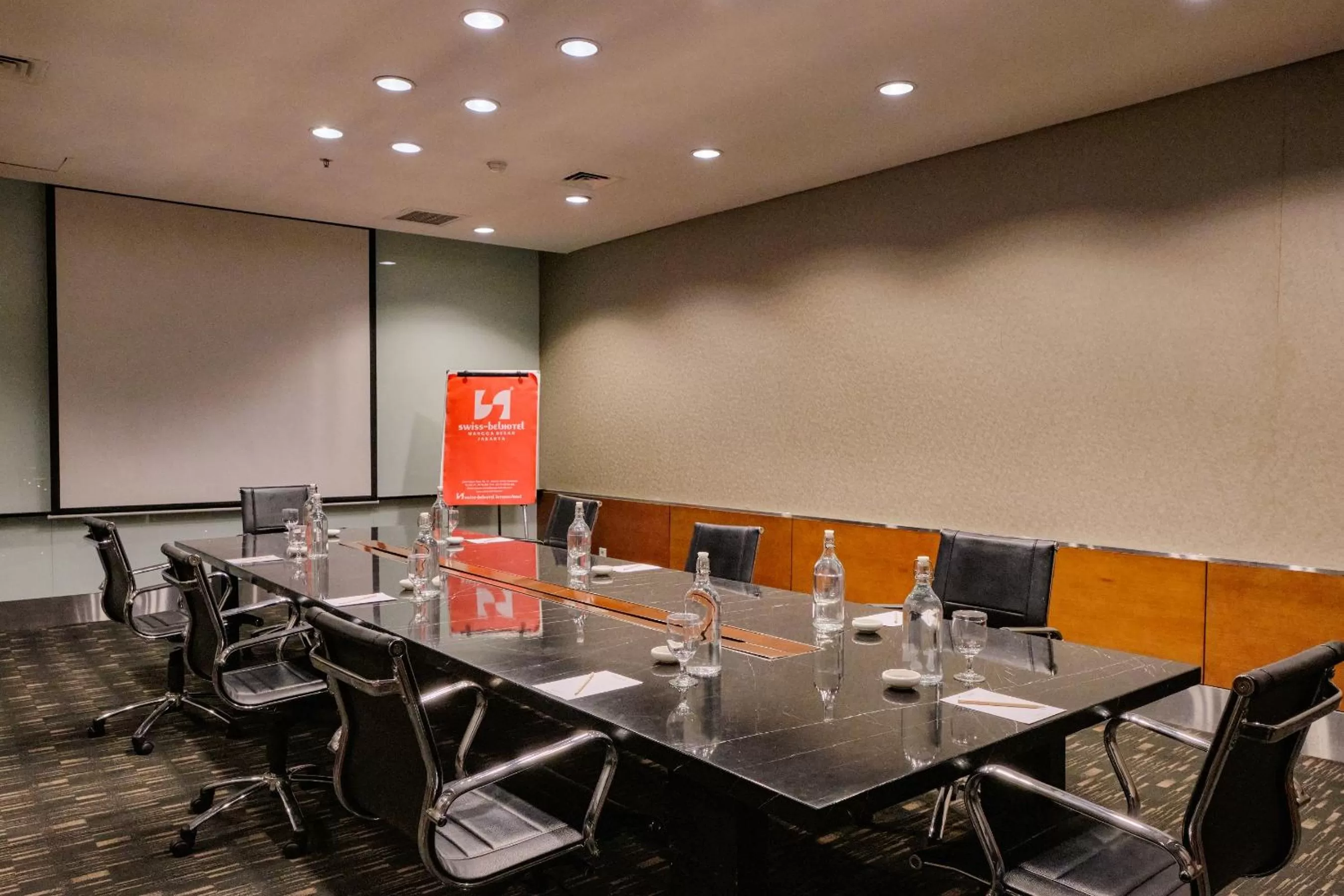 Meeting/conference room in Swiss-Belhotel Mangga Besar