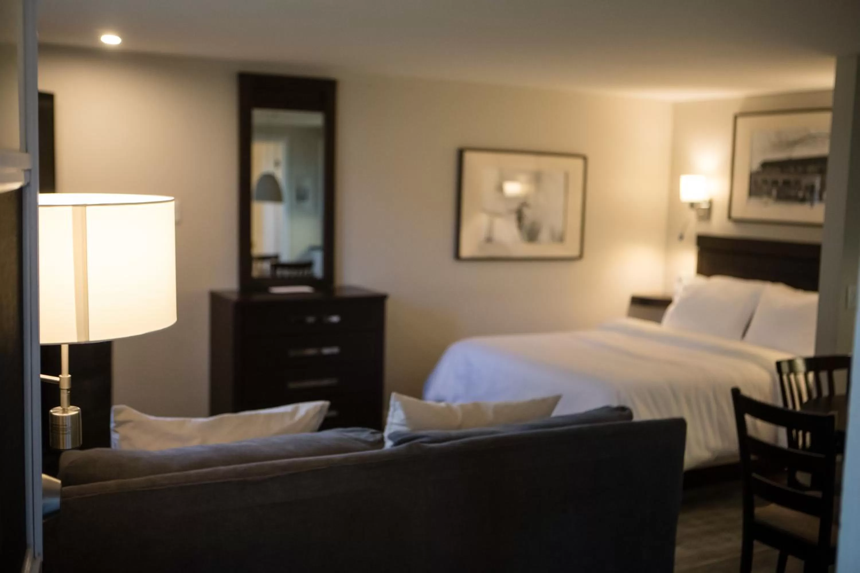 Bed in Le Montagnard, Auberge Hôtel & Chalets