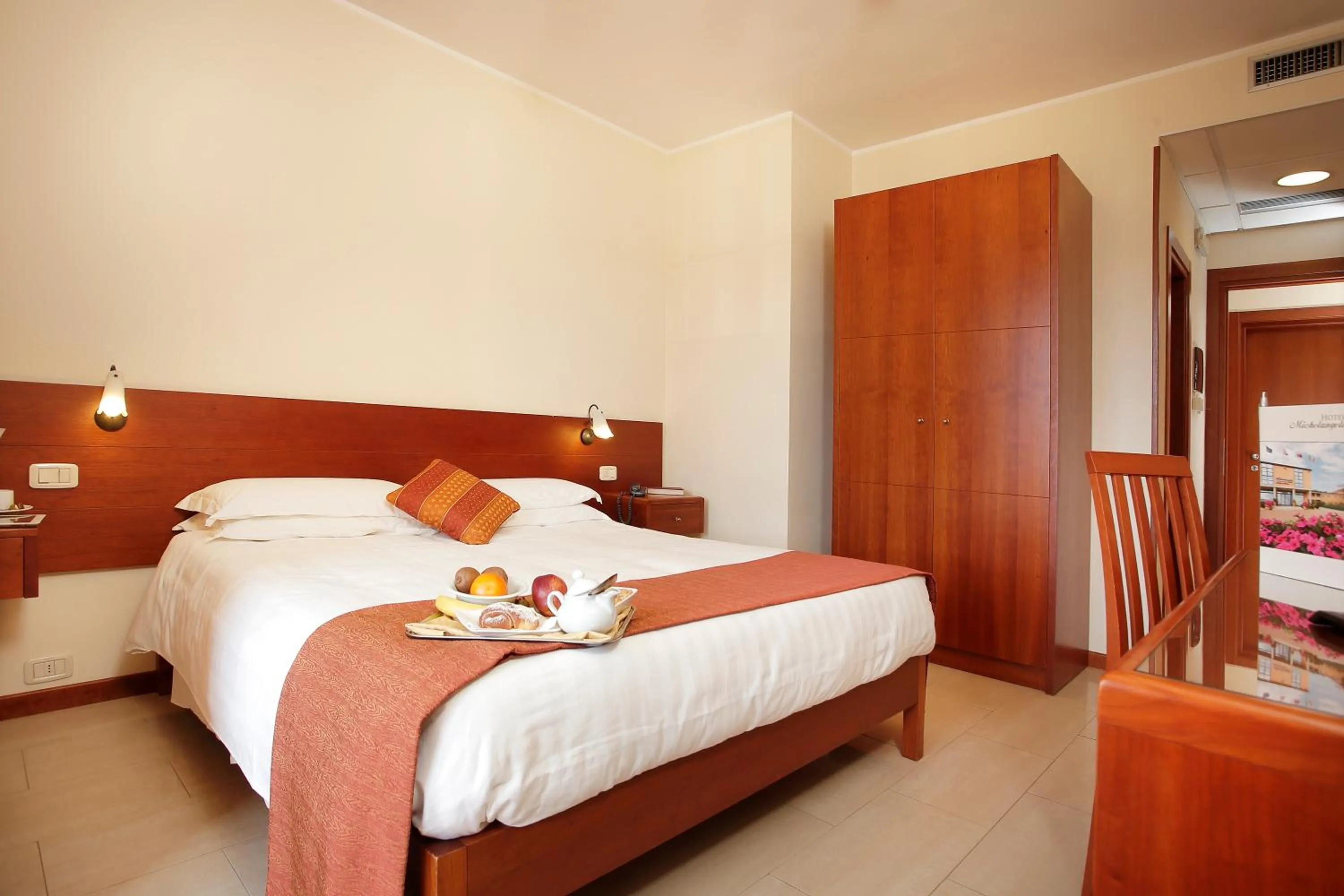 Bedroom, Bed in Hotel Michelangelo