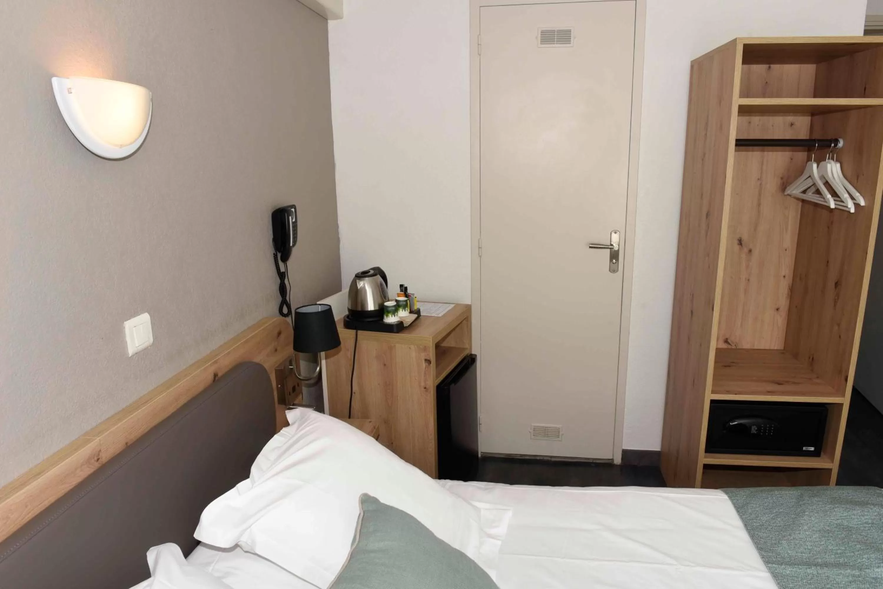 Coffee/tea facilities in Azur Hôtel