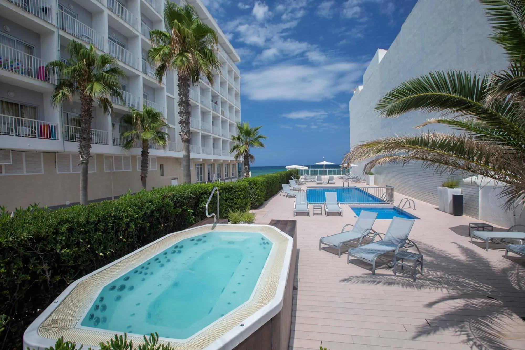 Swimming pool in JS Miramar