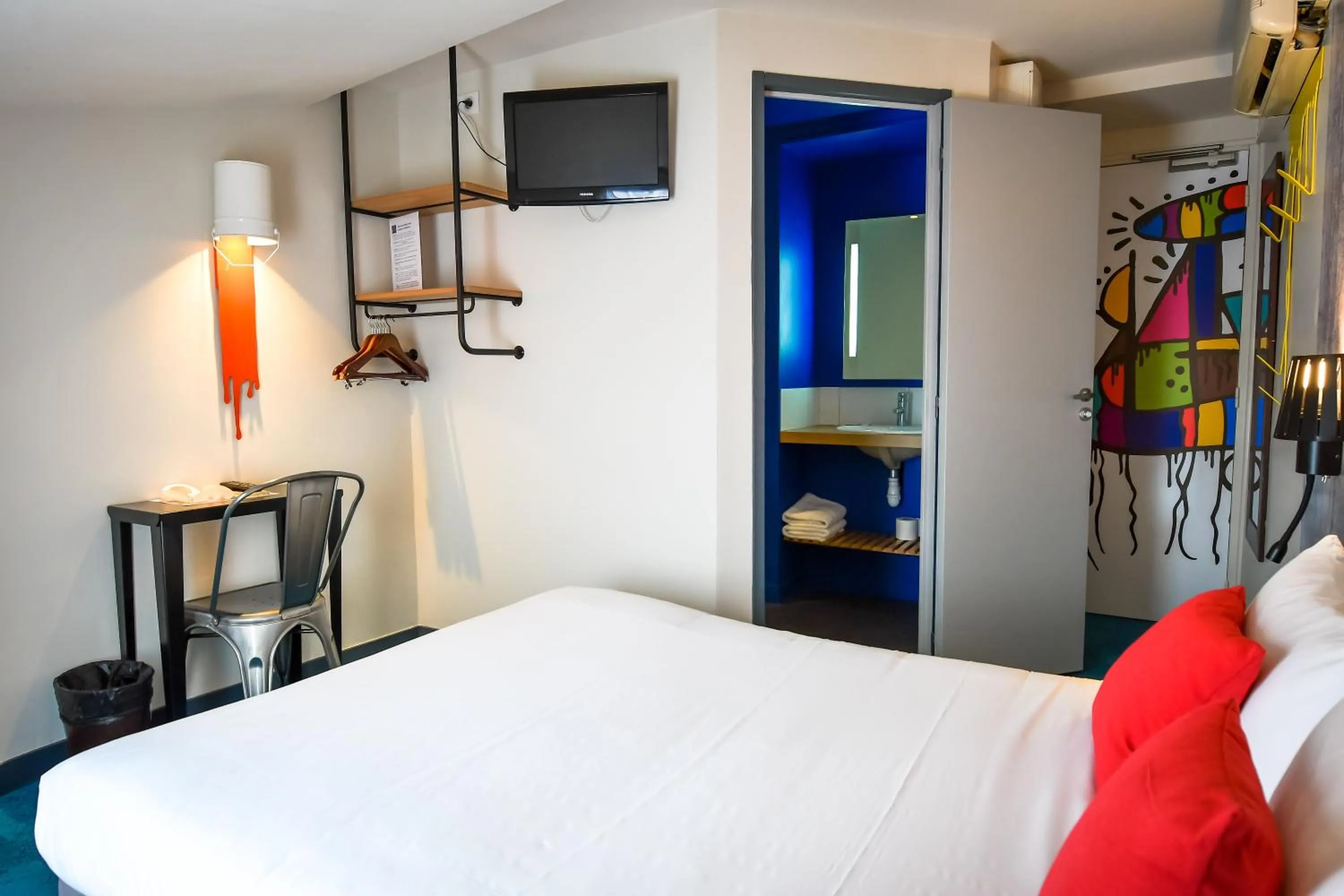 Photo of the whole room, Bed in Hôtel Le Bord'O Vieux Port