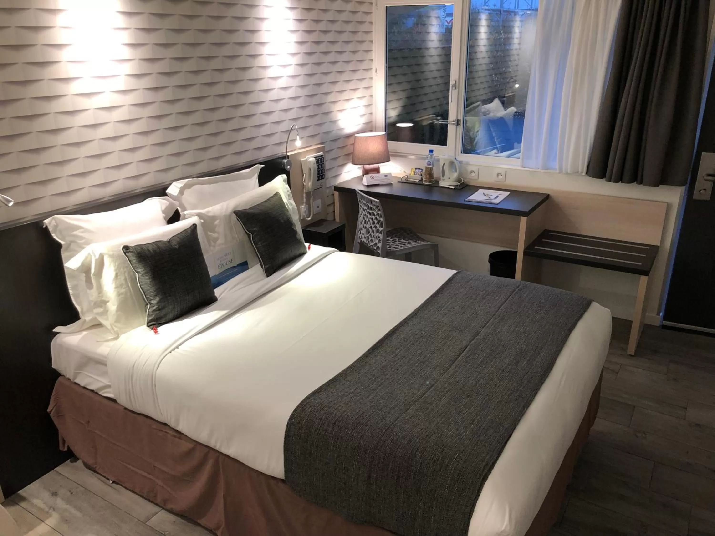 Facility for disabled guests, Bed in Kyriad Lisieux