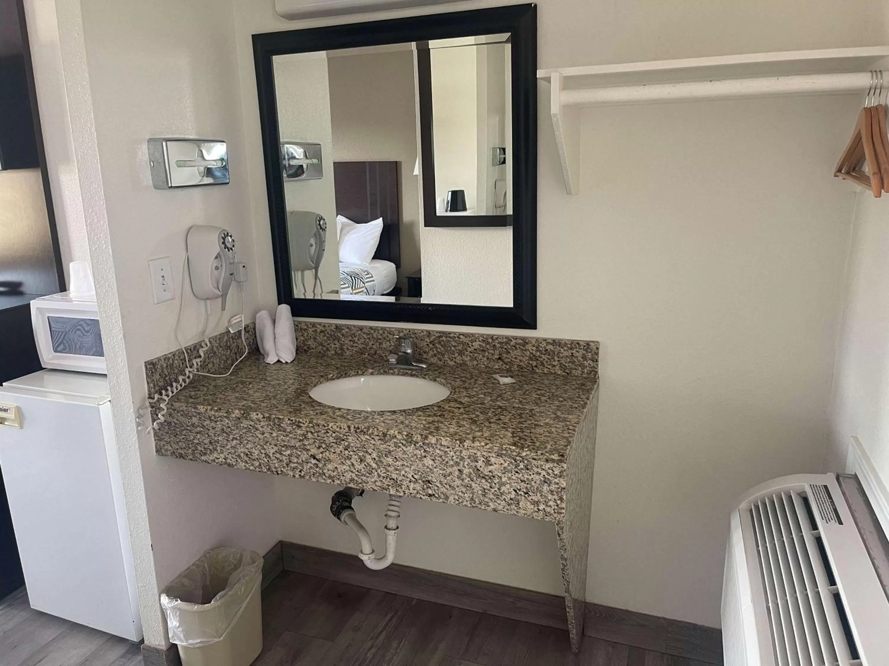 Bedroom in Motel 6 Hermiston OR Umatilla