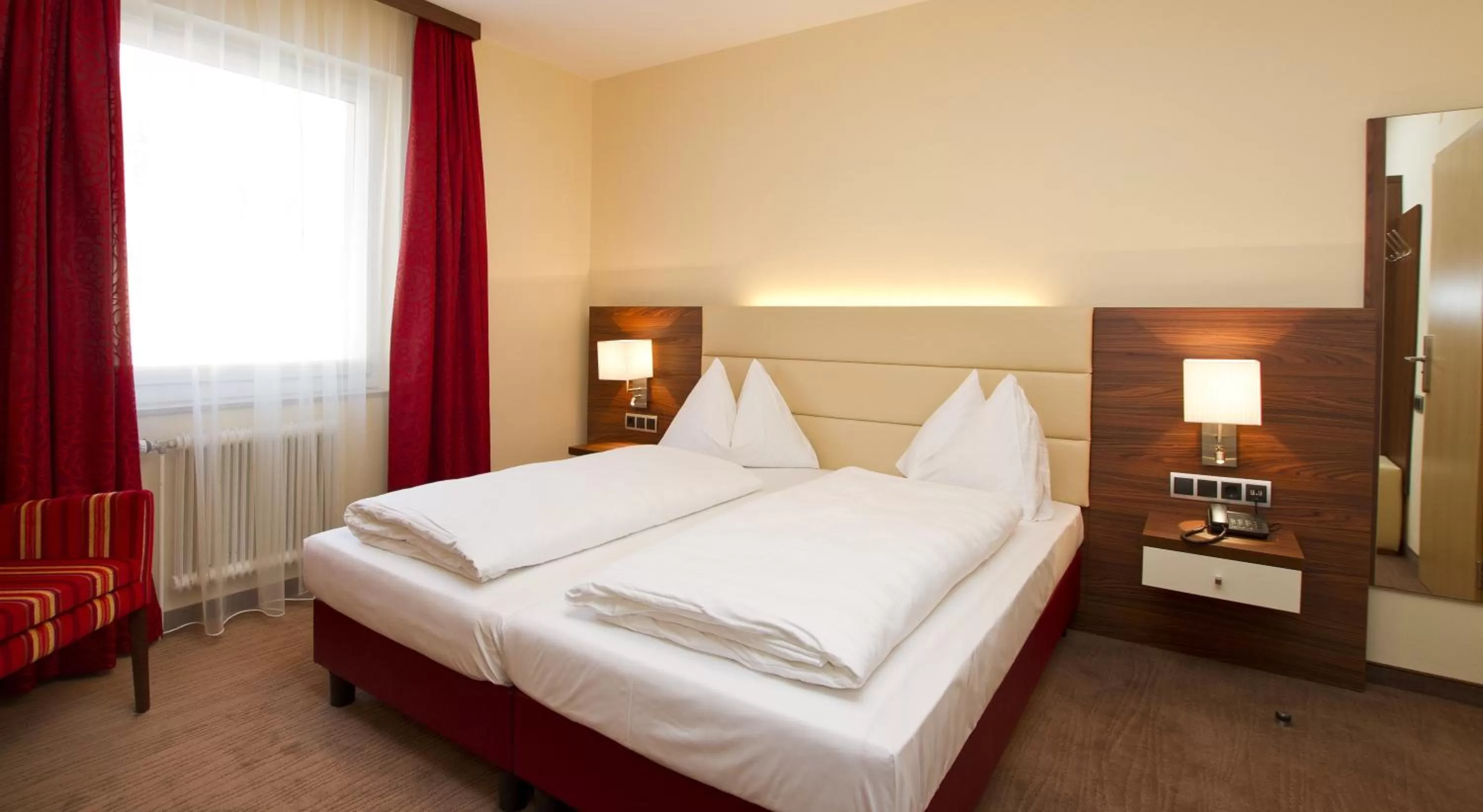 Bedroom, Bed in SCHÖNIS-Landhotel