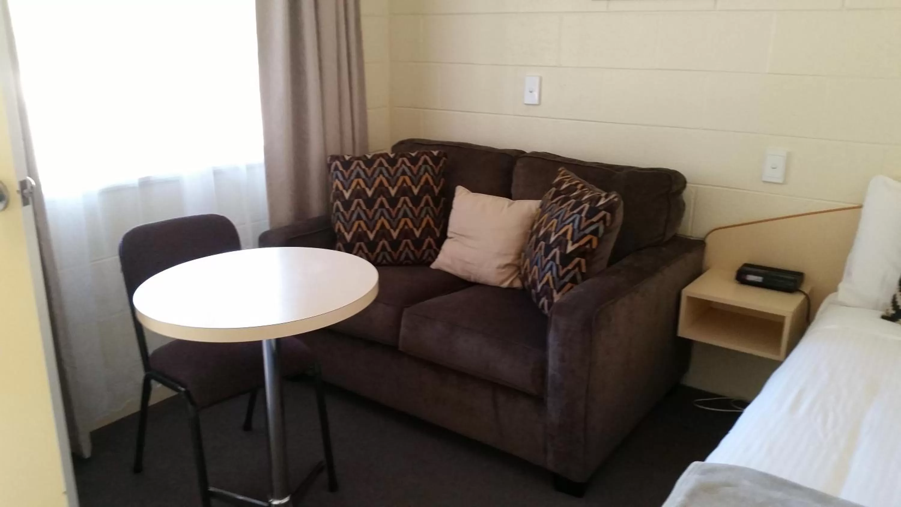 Seating area, Bed in Moruya Motel