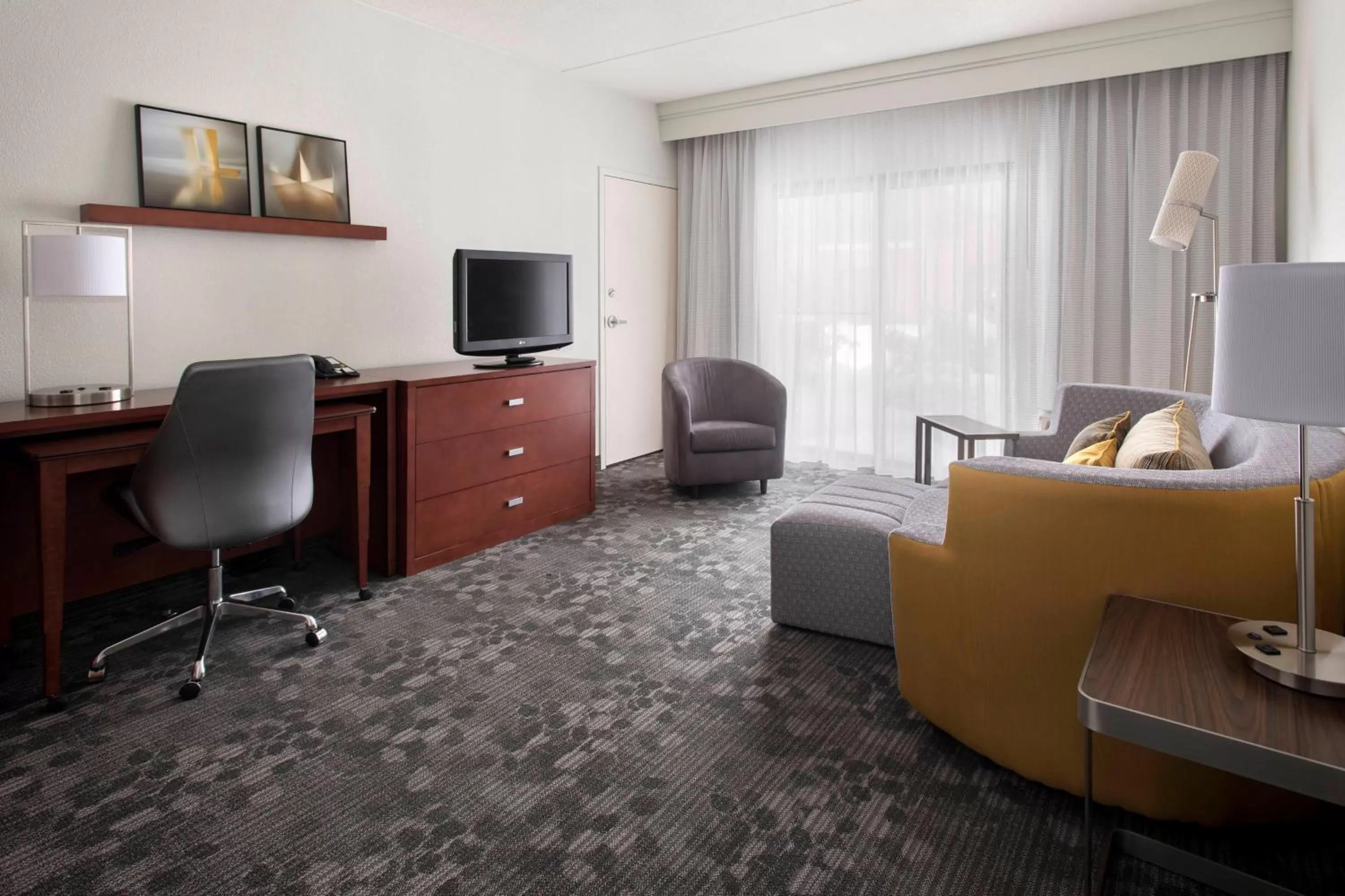 Living room in Courtyard by Marriott Boston Norwood/Canton