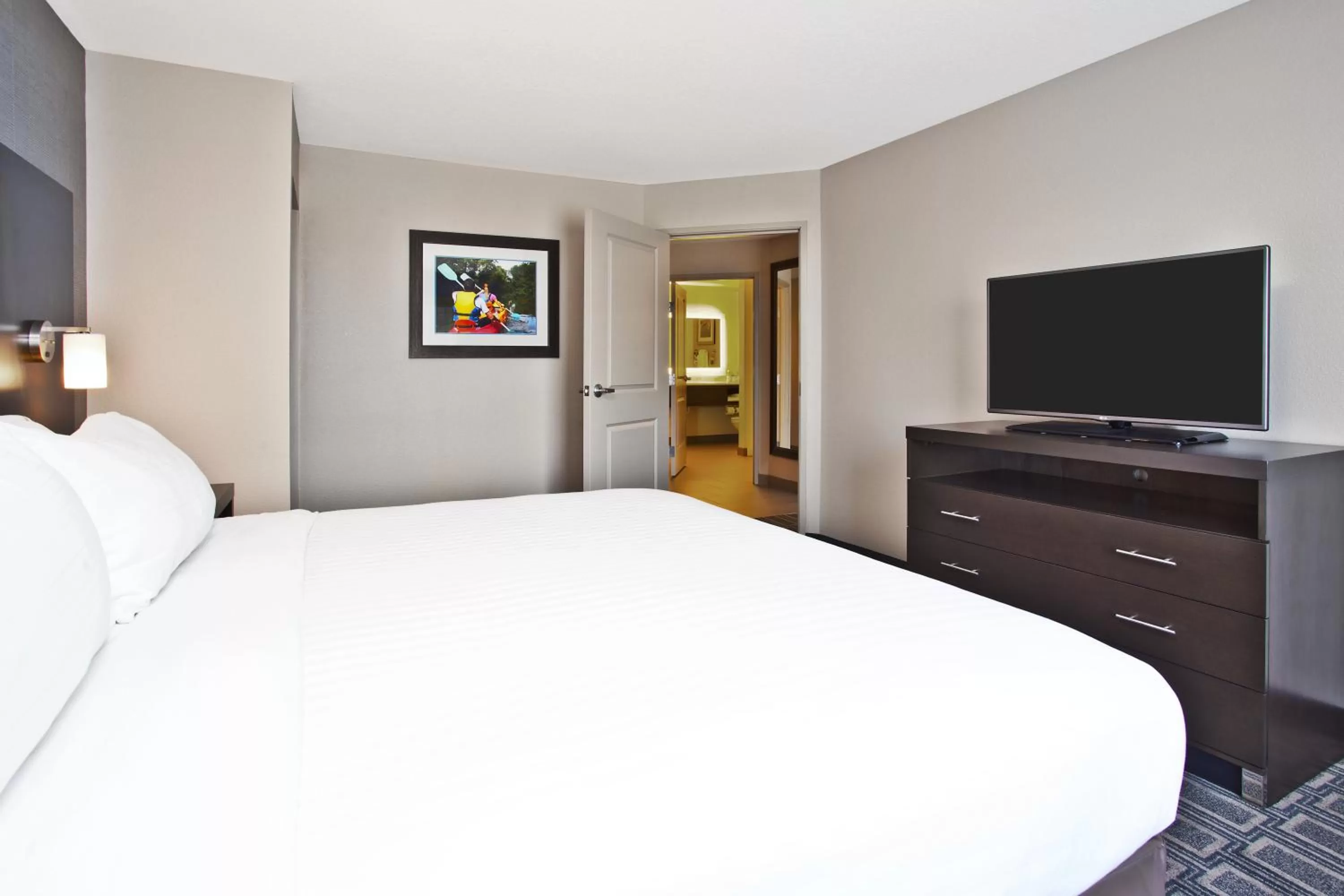 Photo of the whole room, Bed in Holiday Inn Express Hotel & Suites Ann Arbor West by IHG