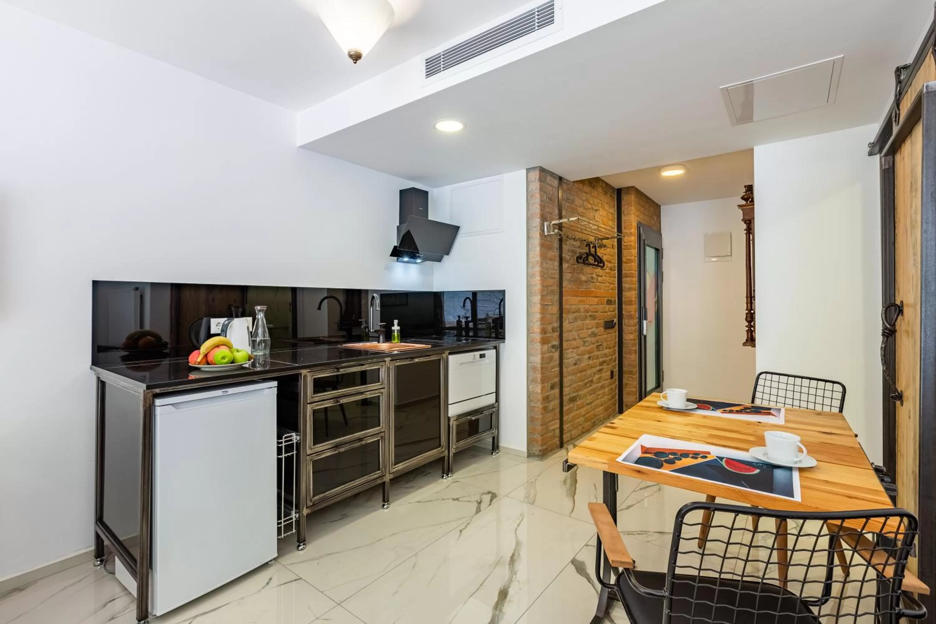 Kitchen or kitchenette in Villa Pera Suite Hotel