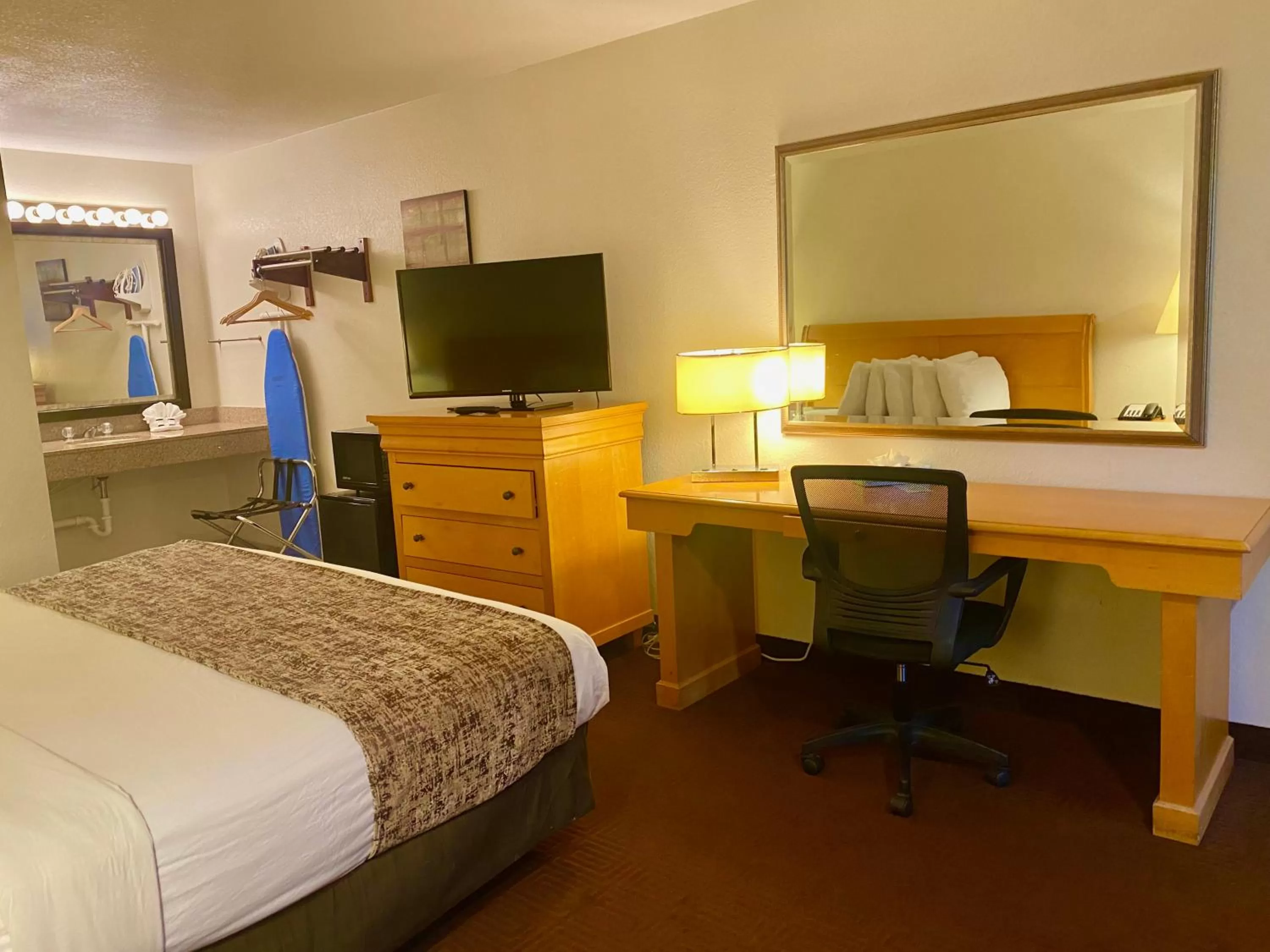 TV and multimedia, TV/Entertainment Center in Garden Inn of Homestead