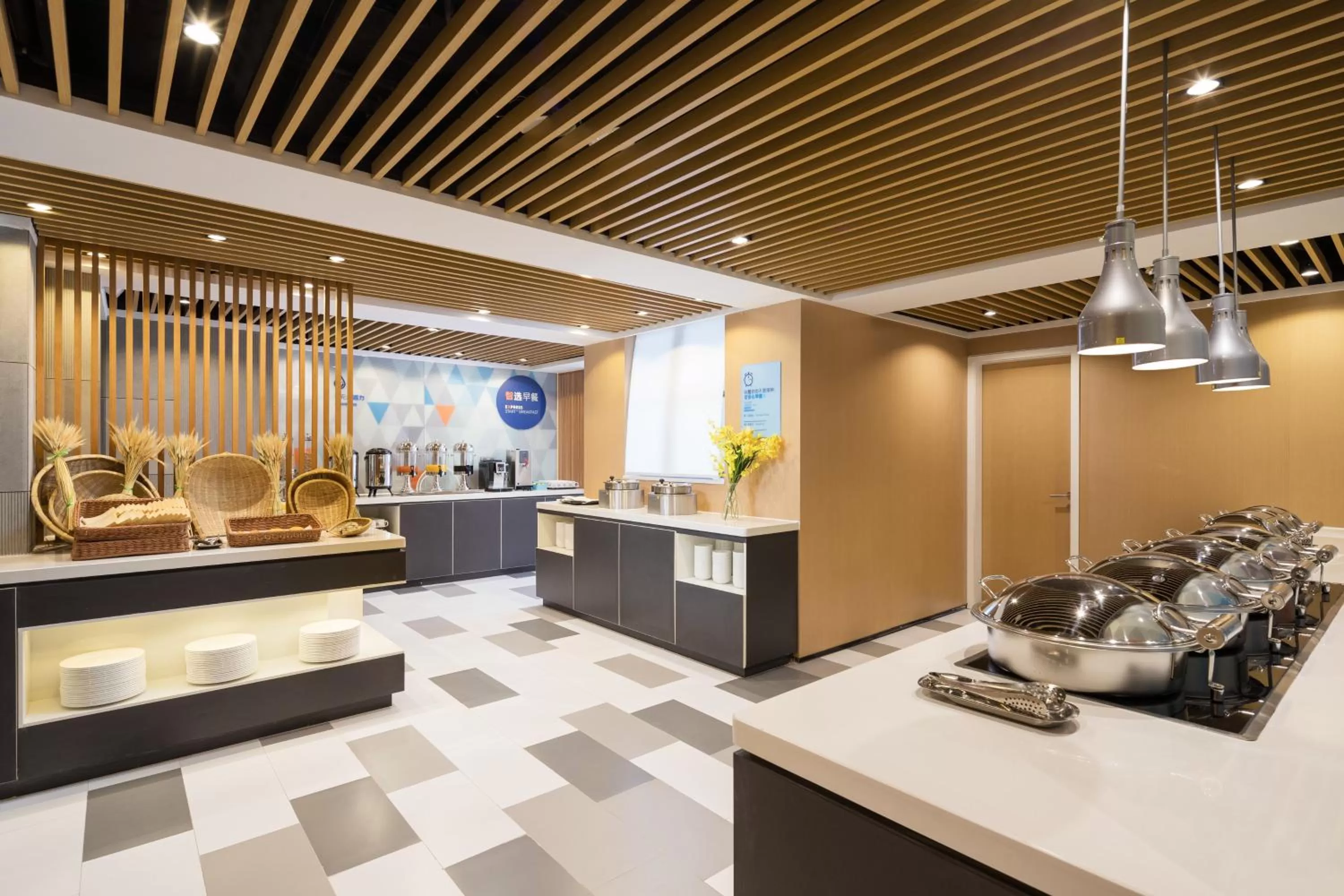 Restaurant/places to eat in Holiday Inn Express Foshan Chancheng by IHG