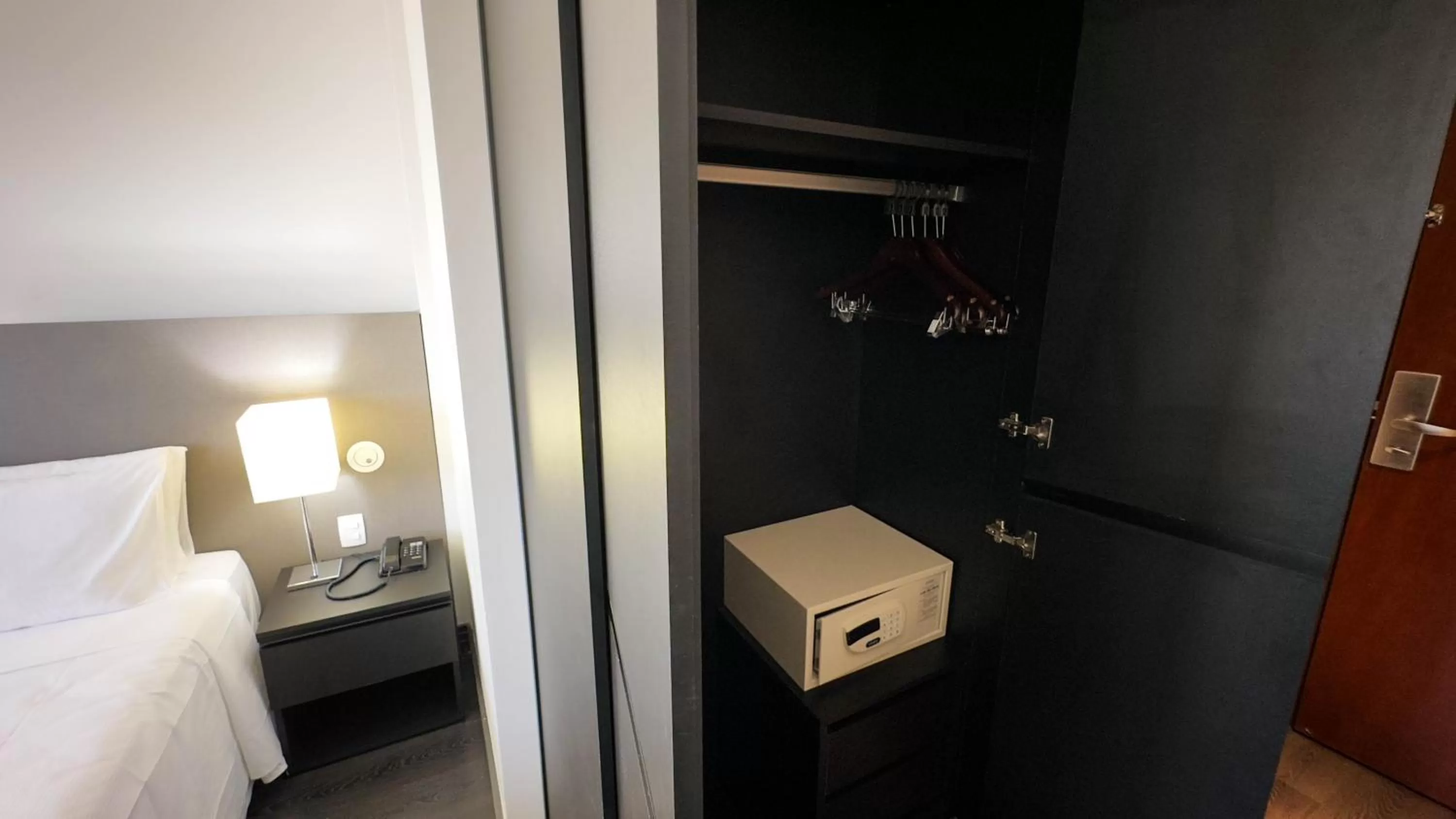 hair dresser, Bed in Hotel Gran Vivenzo Belo Horizonte