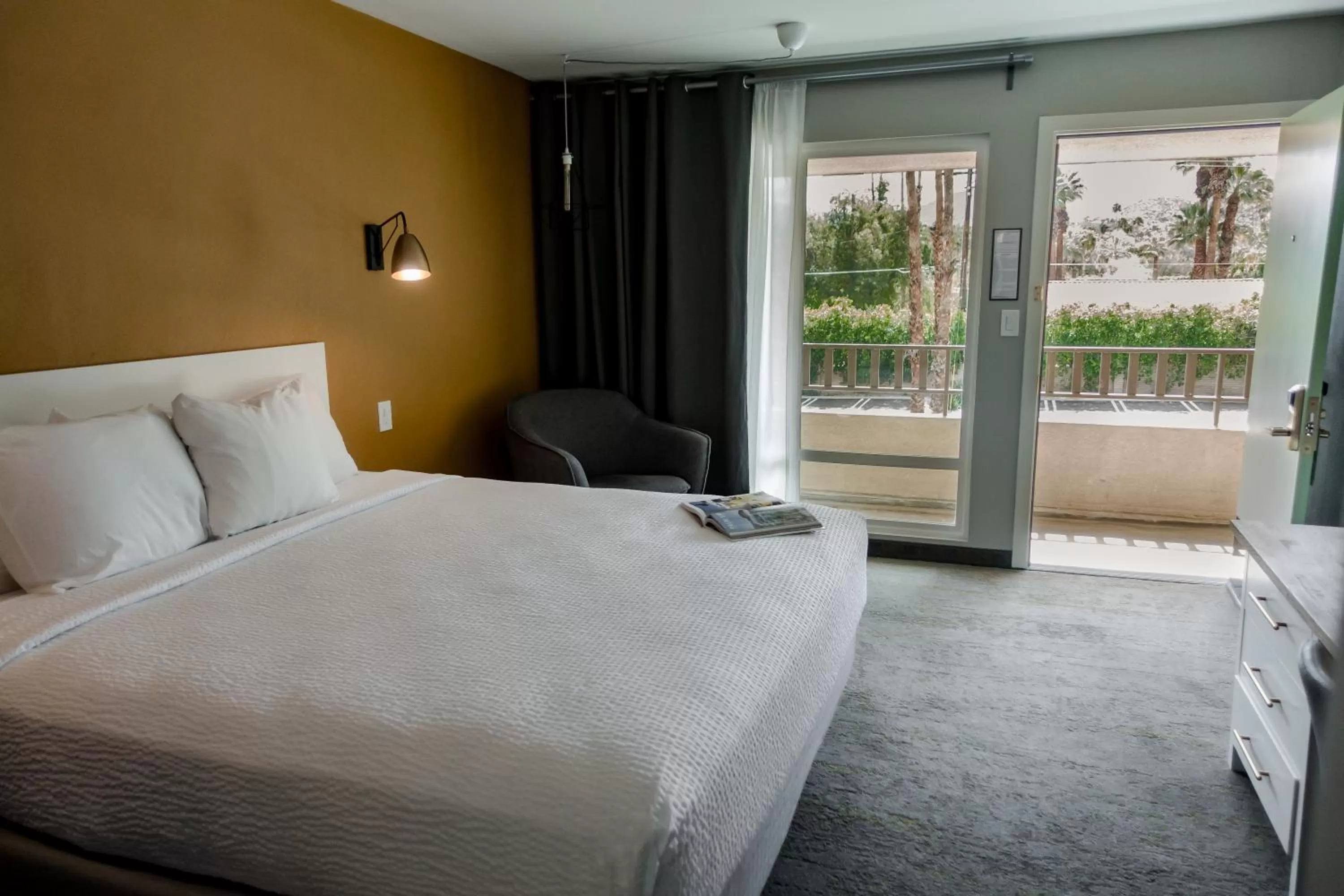 Photo of the whole room, Bed in Vagabond Motor Hotel - Palm Springs