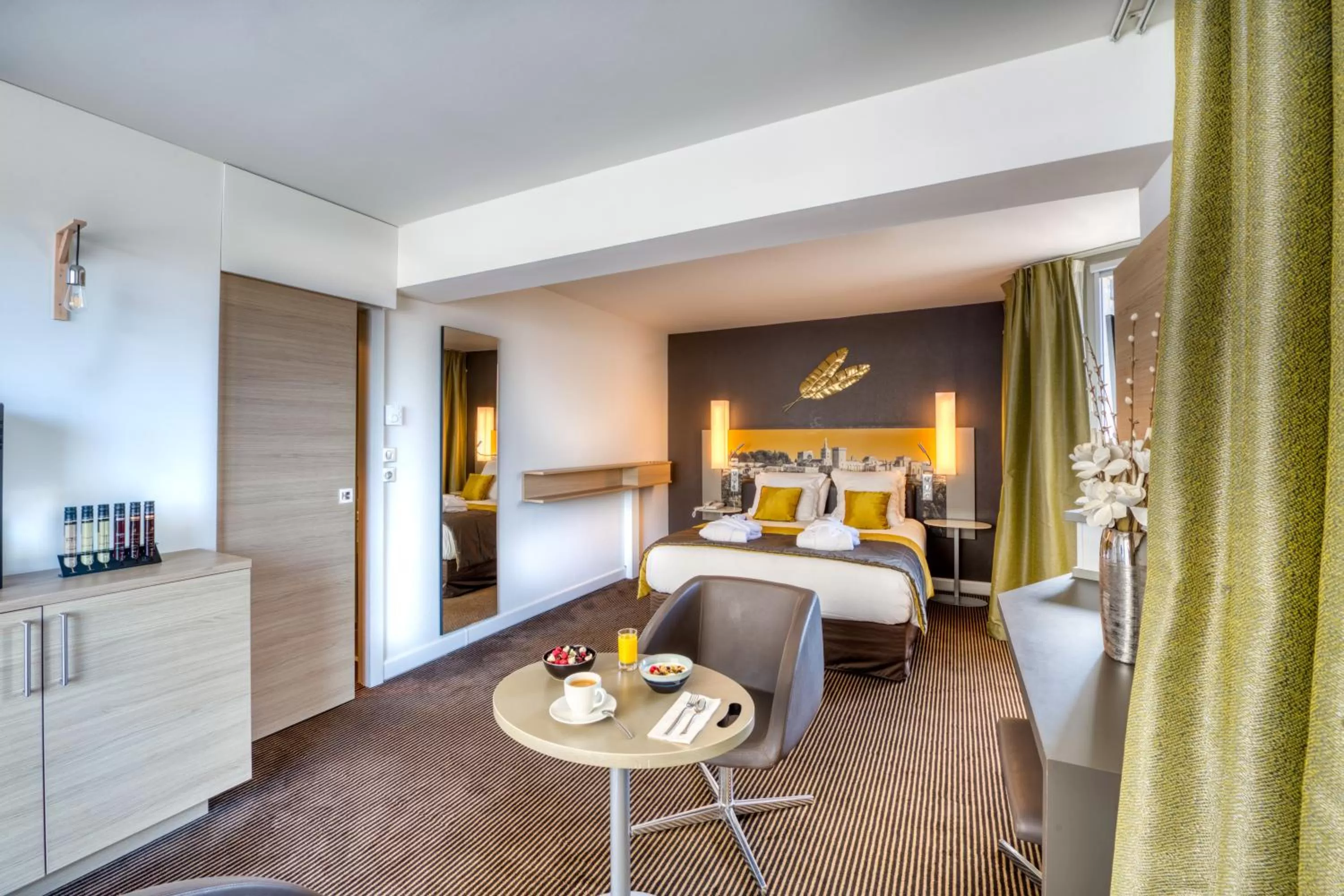 Photo of the whole room, Bed in Mercure Avignon Centre Palais des Papes