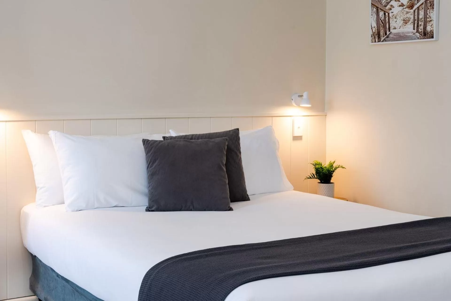 Bed in Pacific Motel 05