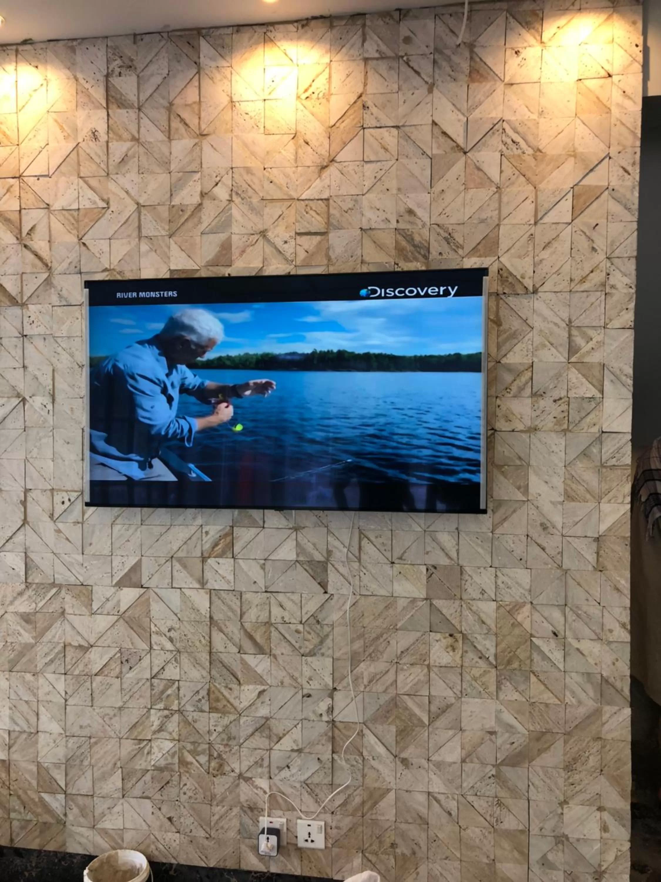 Communal lounge/ TV room in Hotel La Orilla Muzaffarabad