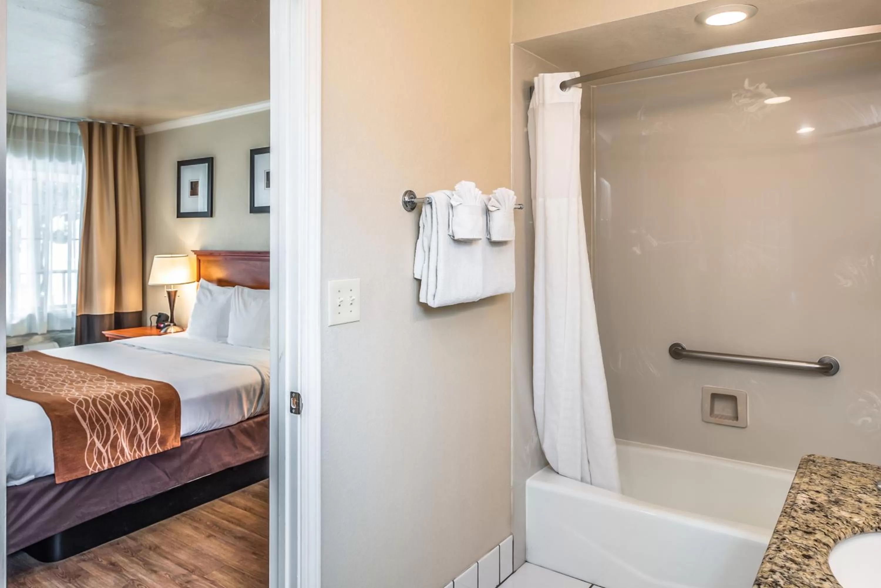 Shower, Bed in The Inn at 1252 Monterey