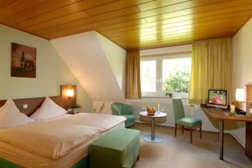 Day, Bed in Hotel Zur Erholung & Restaurant Amme's Landhaus