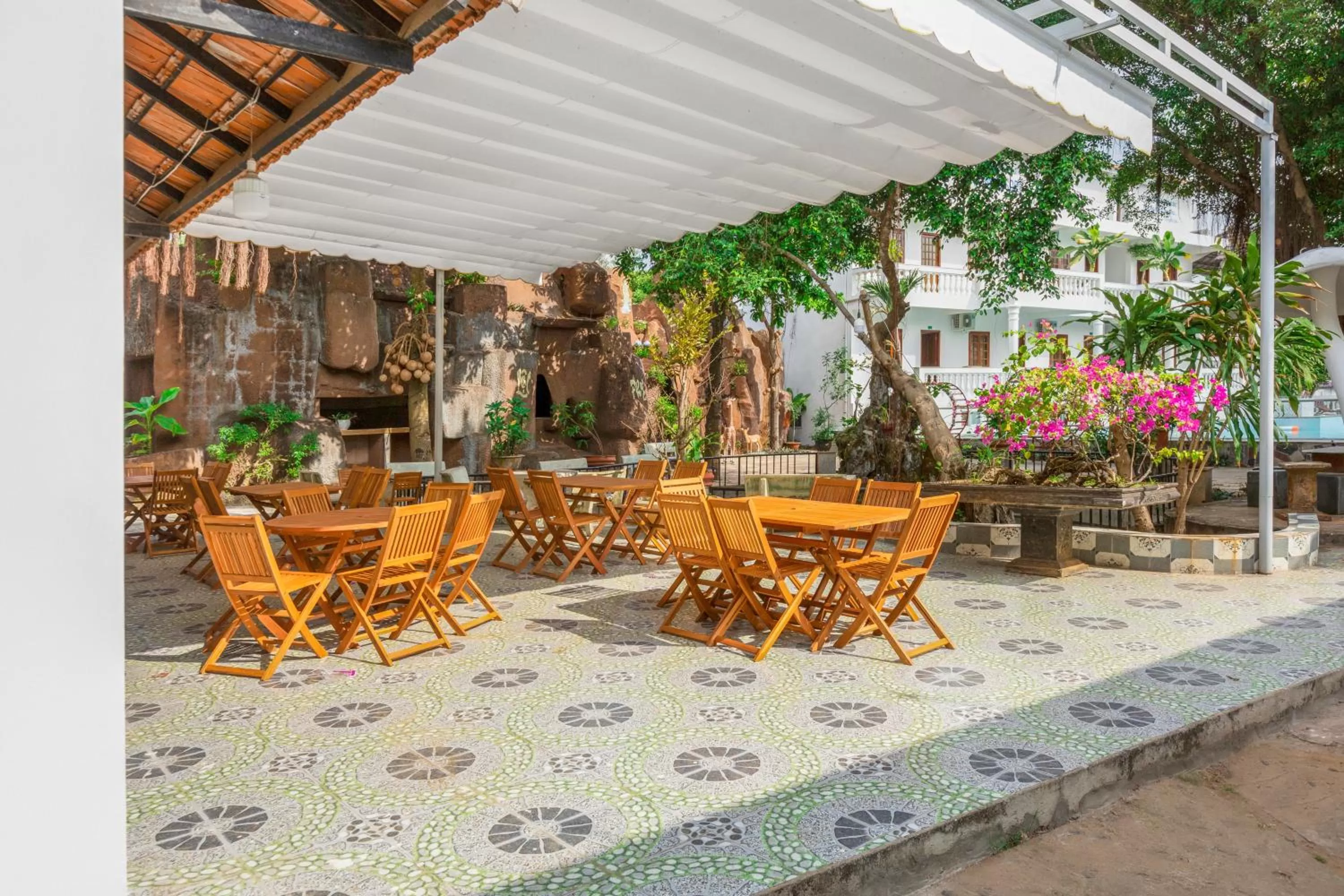 Restaurant/places to eat in Caroline Resort