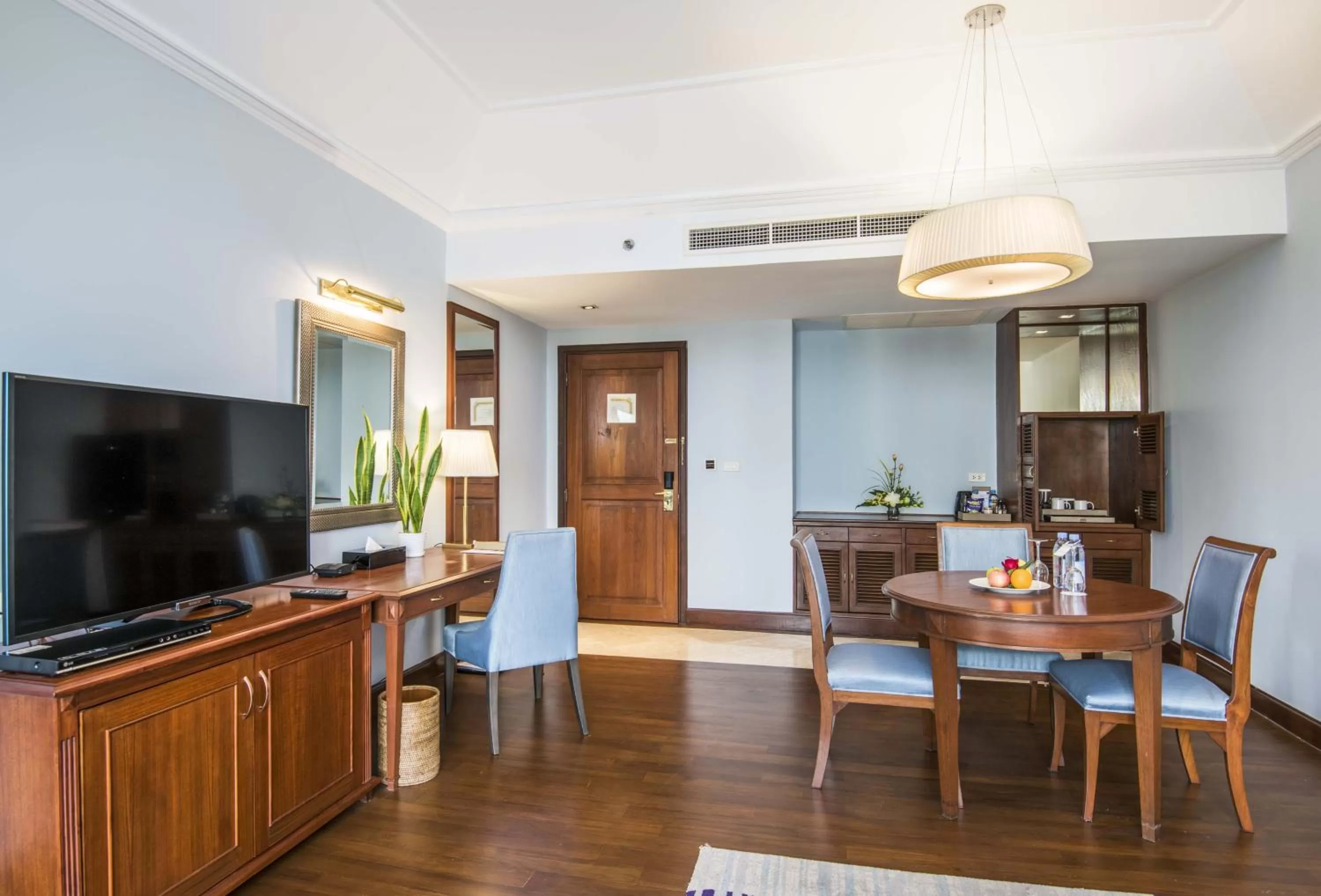 TV and multimedia in Chatrium Hotel Royal Lake Yangon