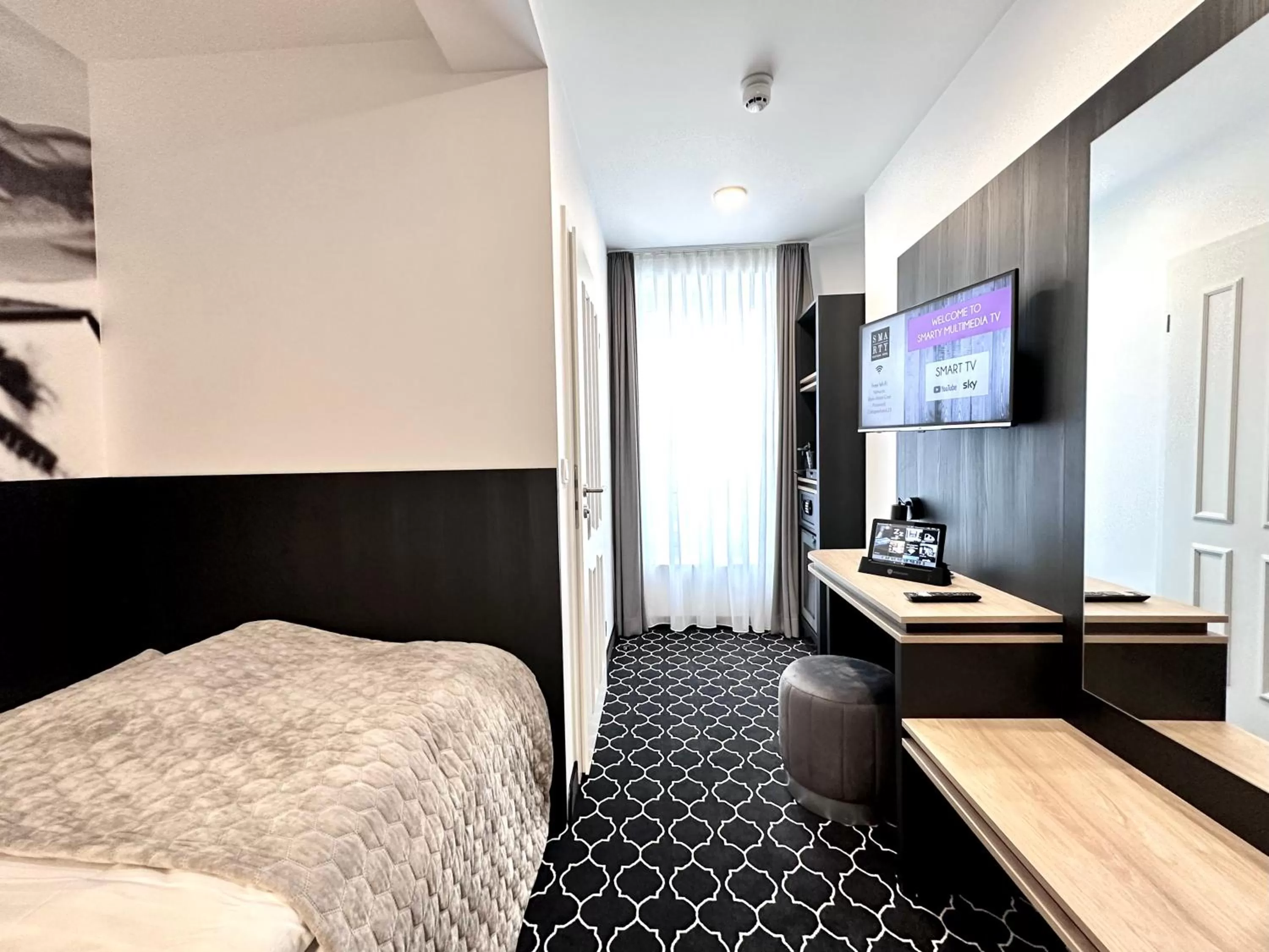 Photo of the whole room, Bed in Rhein Hotel St. Martin