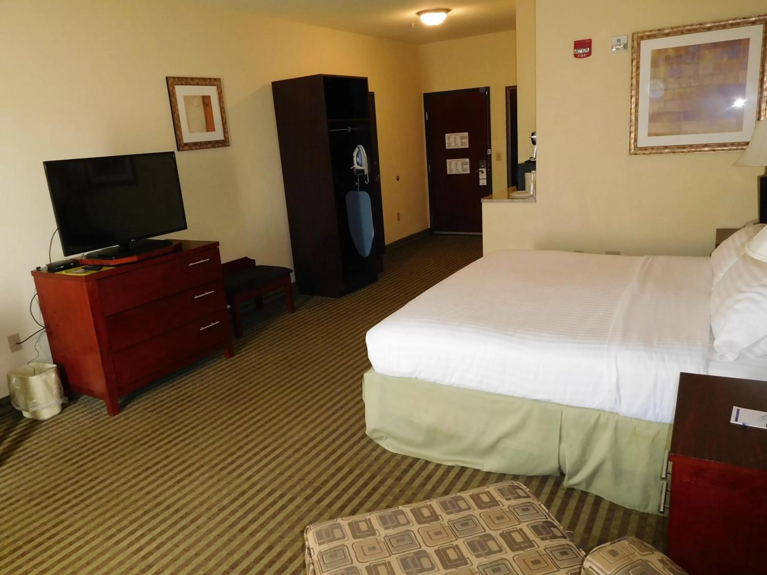 Photo of the whole room, Bed in Holiday Inn Express Ponca City by IHG