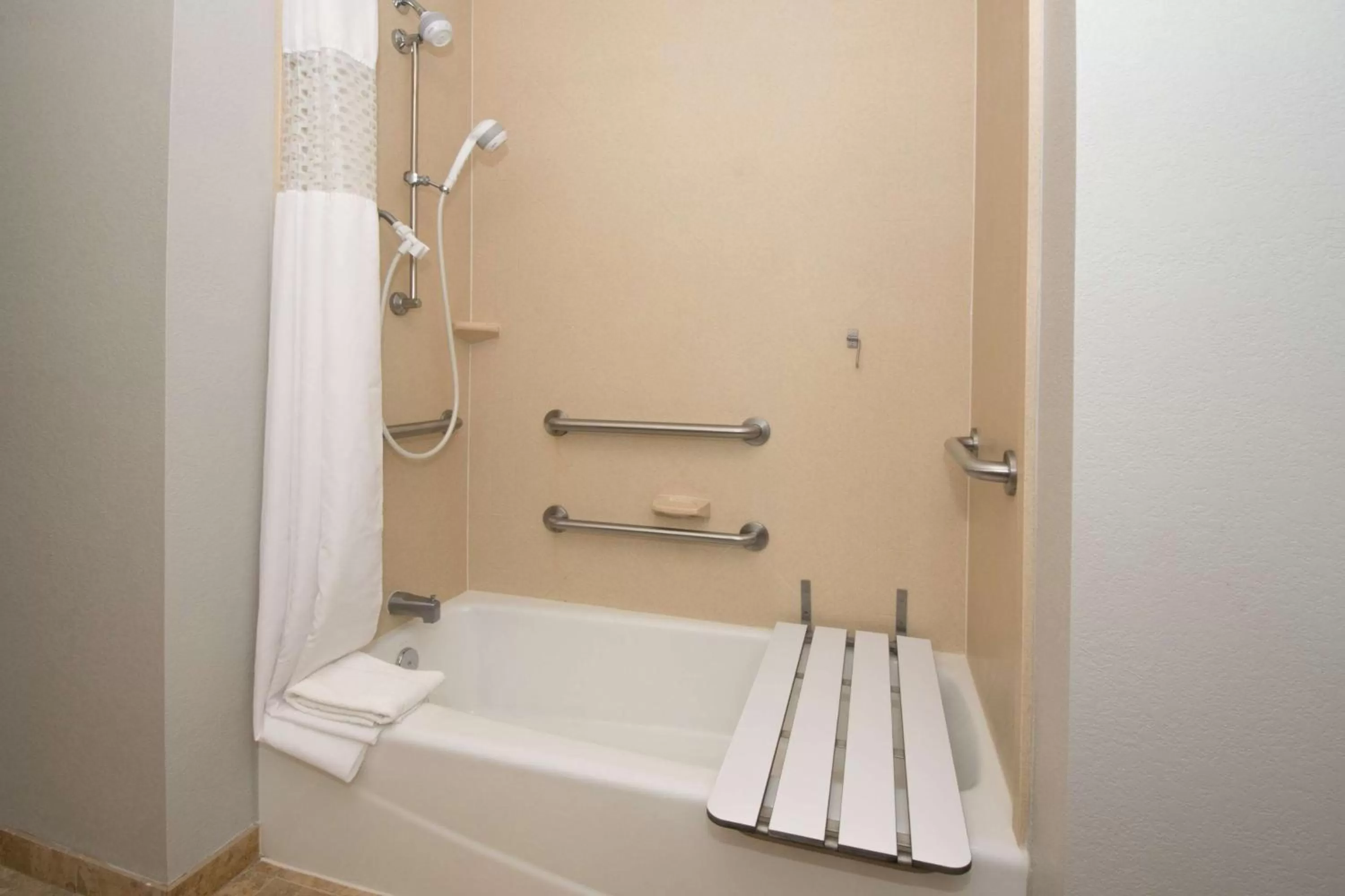 King Room with Bath Tub - Hearing Access/Non-Smoking in Hampton Inn & Suites Selma-San Antonio/Randolph AFB