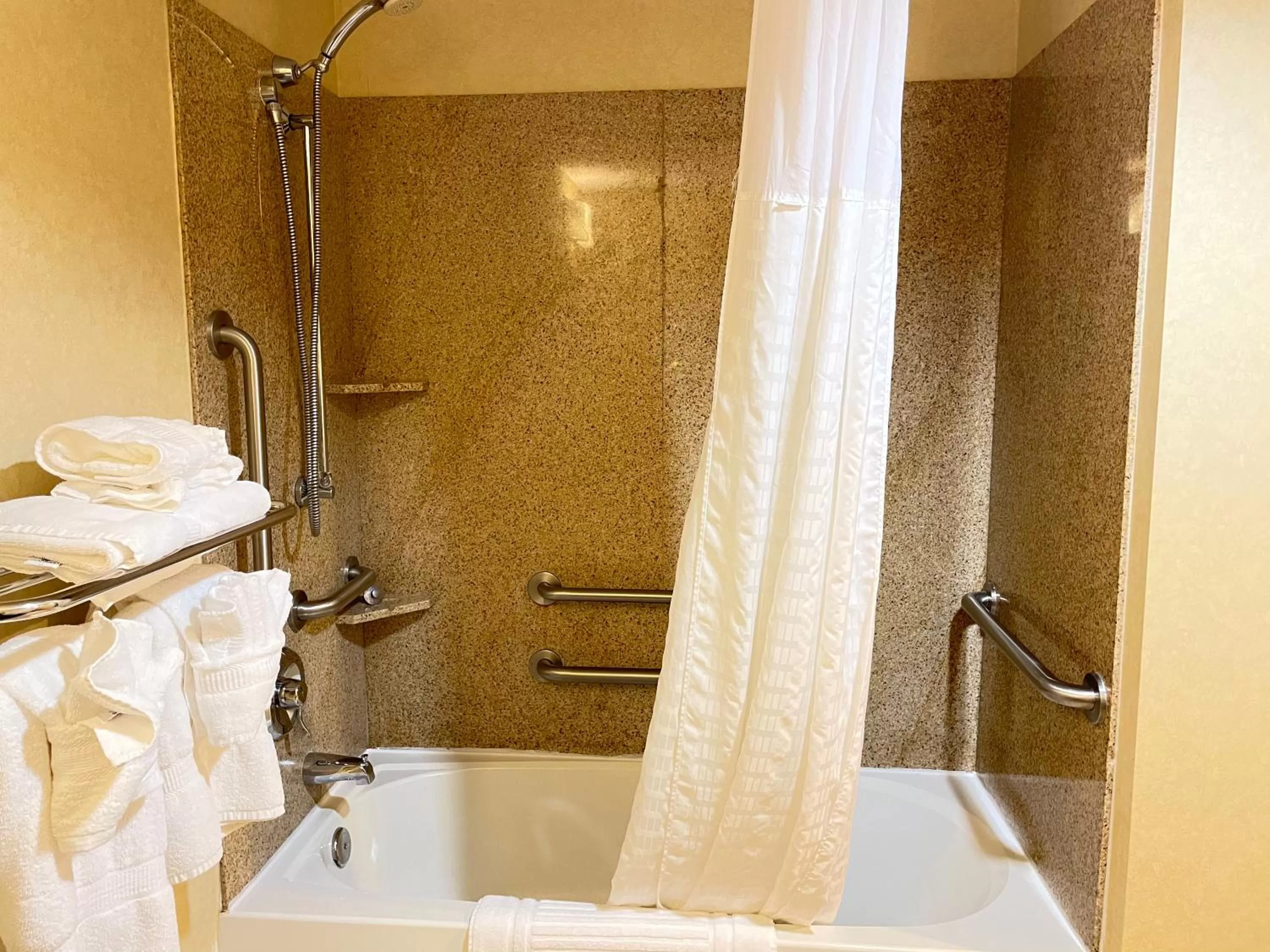 Bathroom in Comfort Suites Fredericksburg North