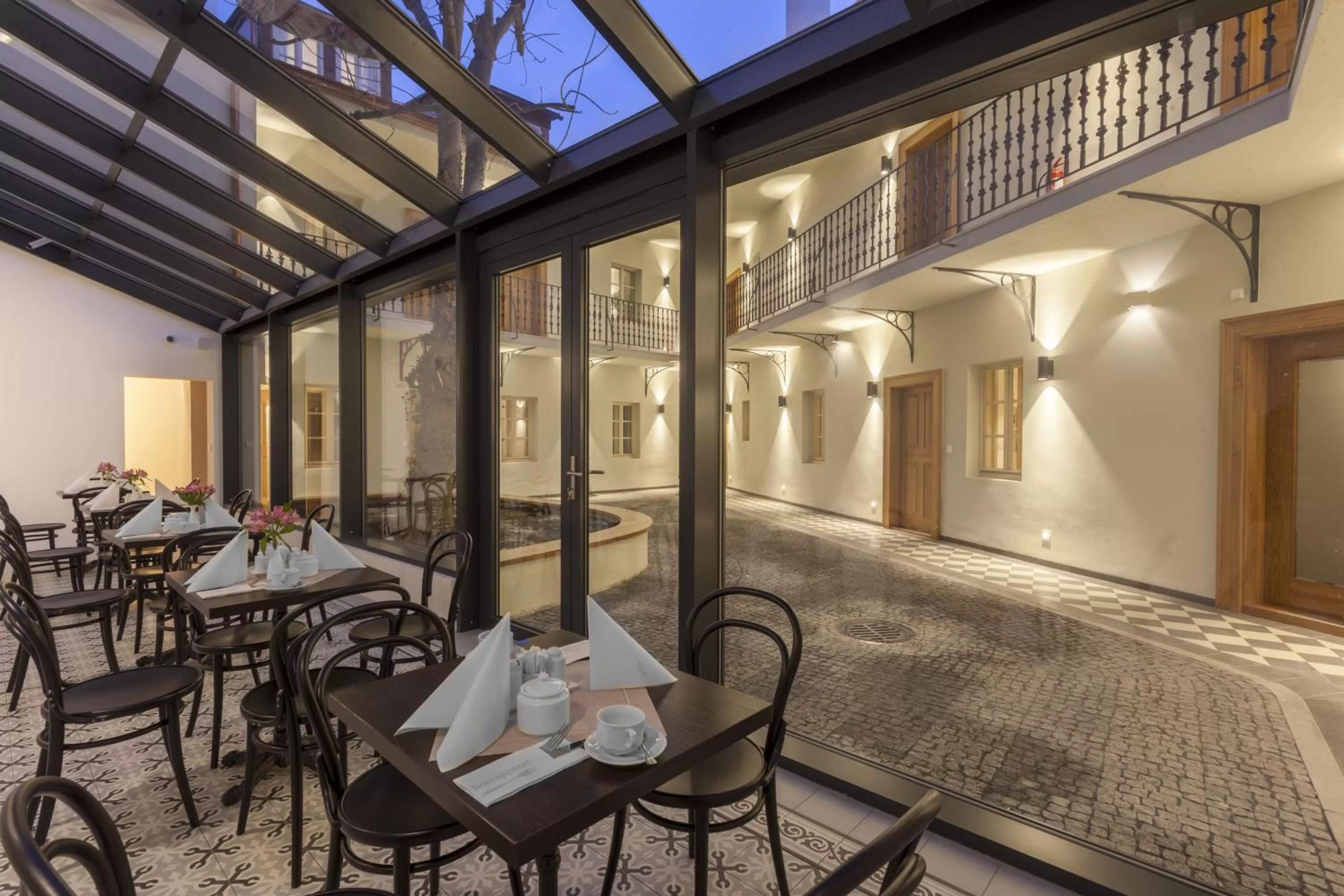 Restaurant/places to eat in Hotel At the White Lily