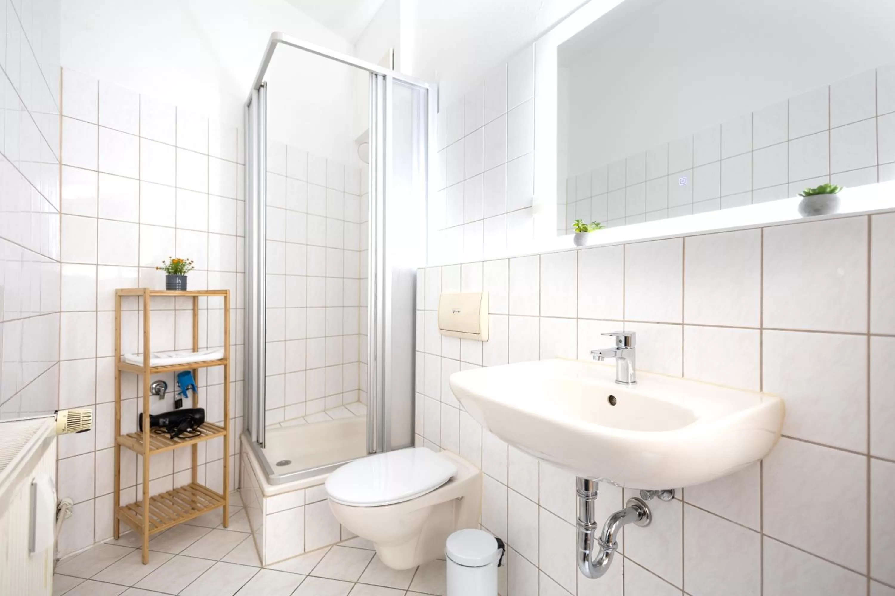 Shower in Apartments an der Oper - Innenstadt - Zentral - Küche - Wifi - Powered by Ko-Living