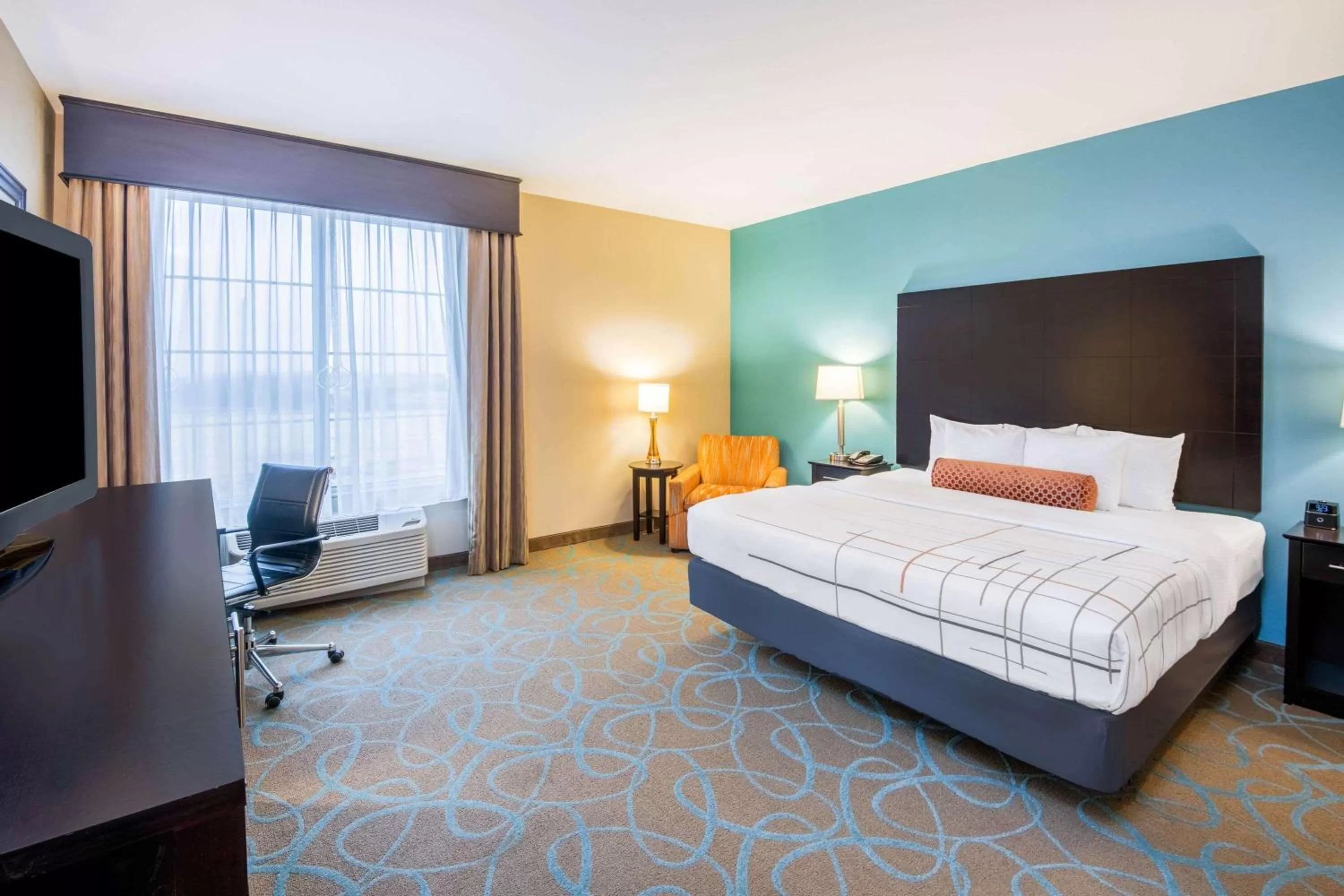 Photo of the whole room, Bed in La Quinta by Wyndham Clinton Historic Route 66