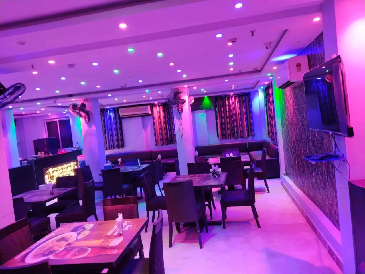 Restaurant/places to eat in Hotel Airlines