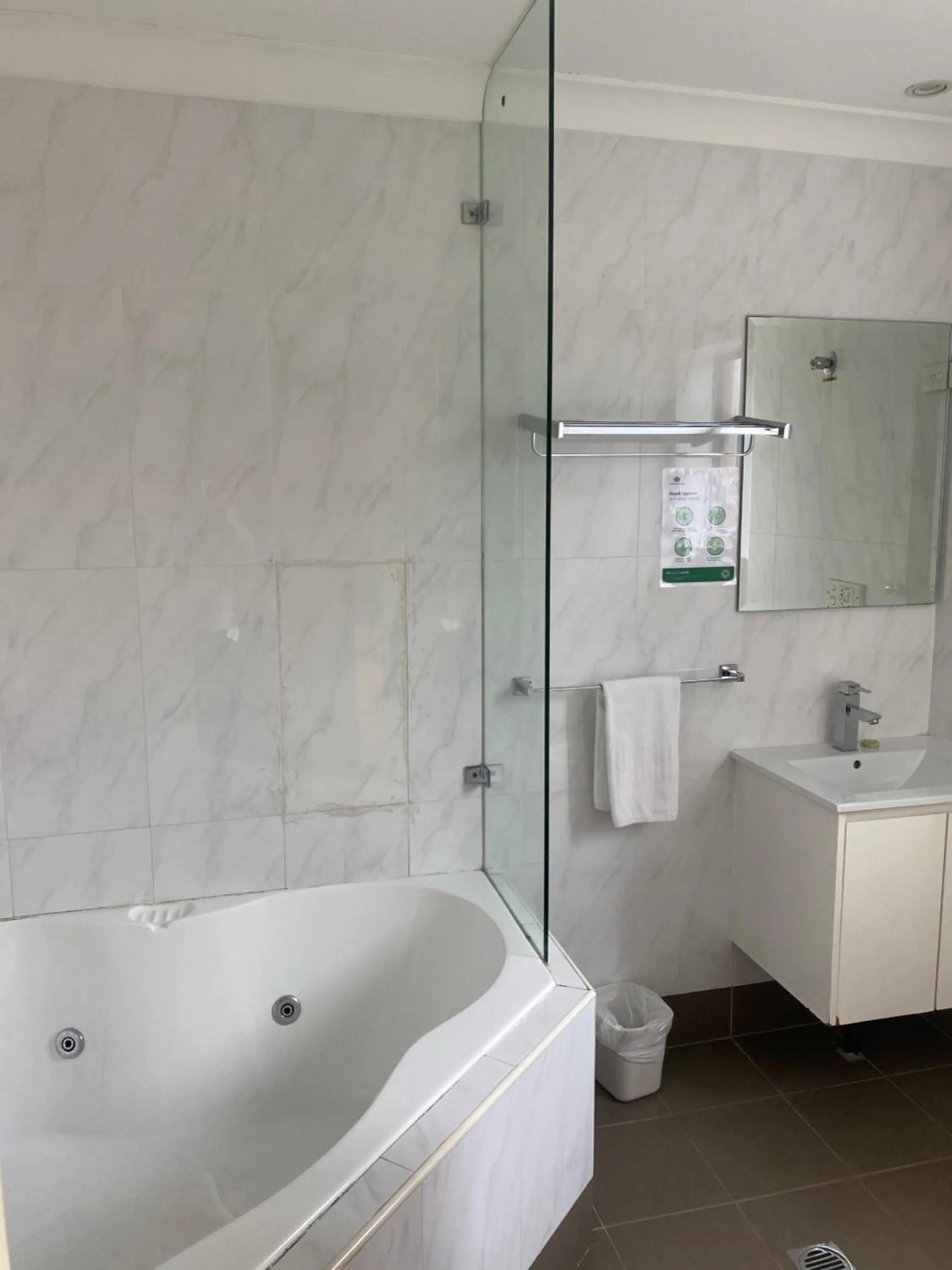 Bathroom in Garden Lodge Sydney Hotel