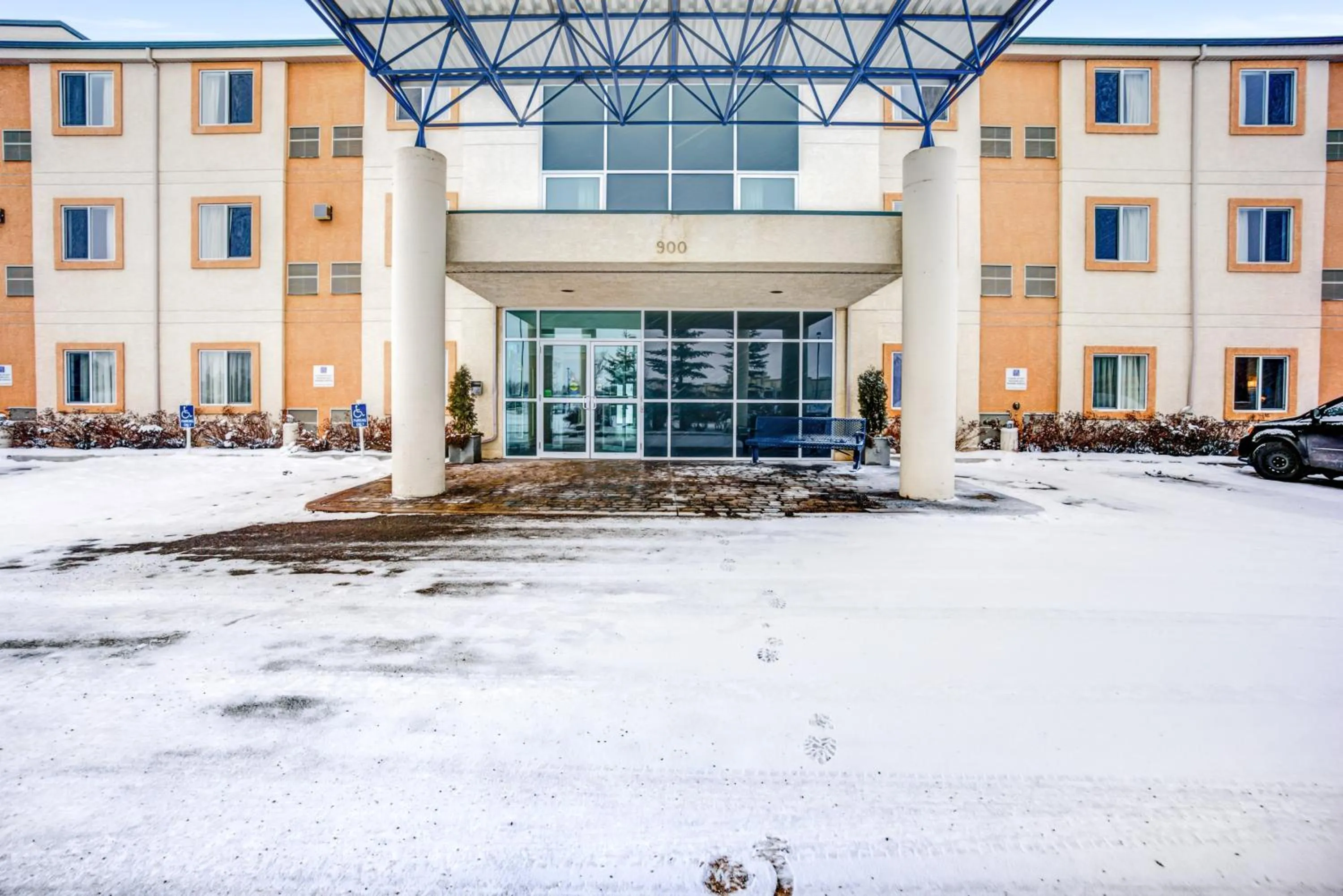 Facade/entrance in Motel 6-Red Deer, AB