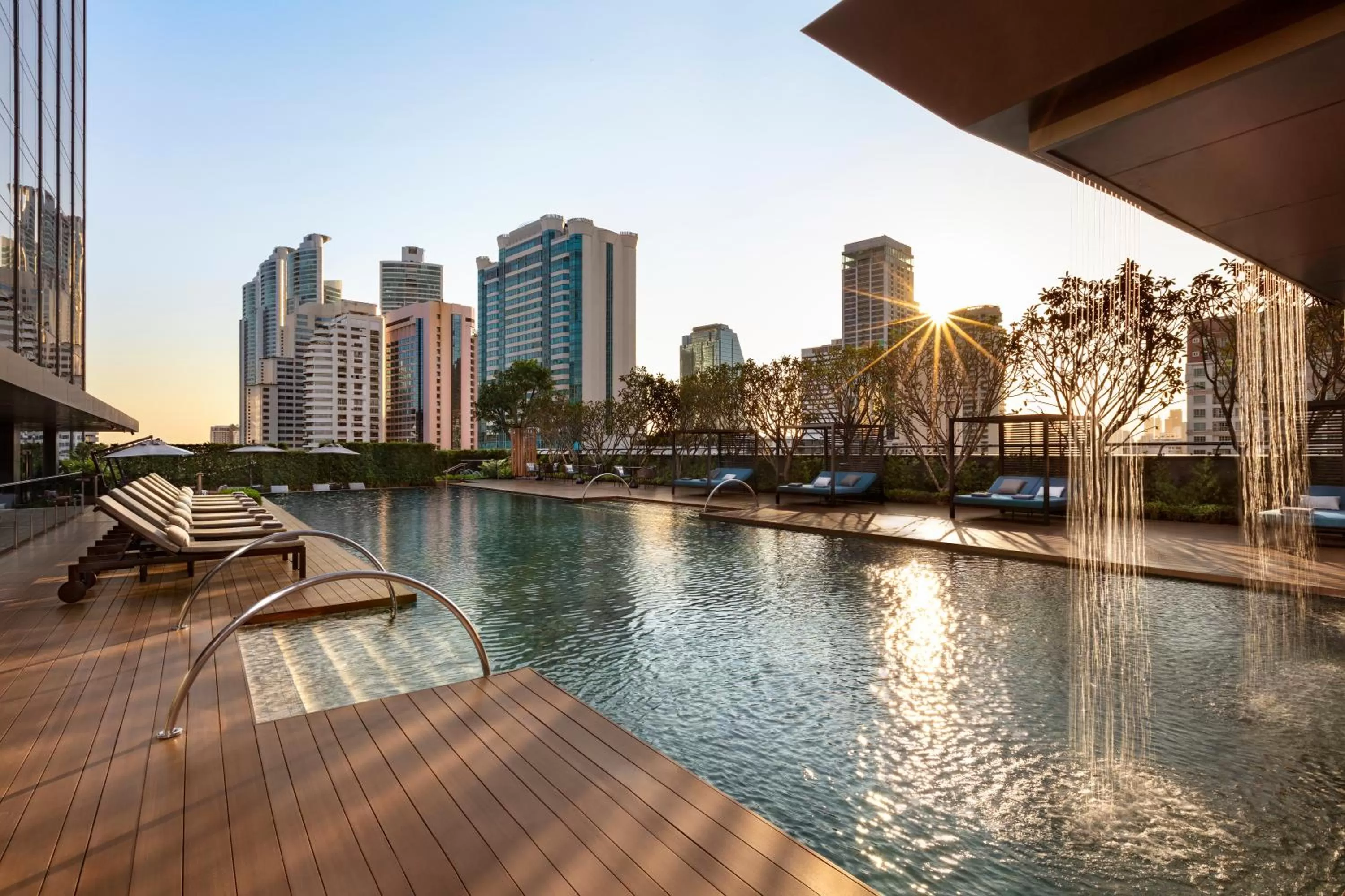 Swimming pool in Carlton Hotel Bangkok Sukhumvit