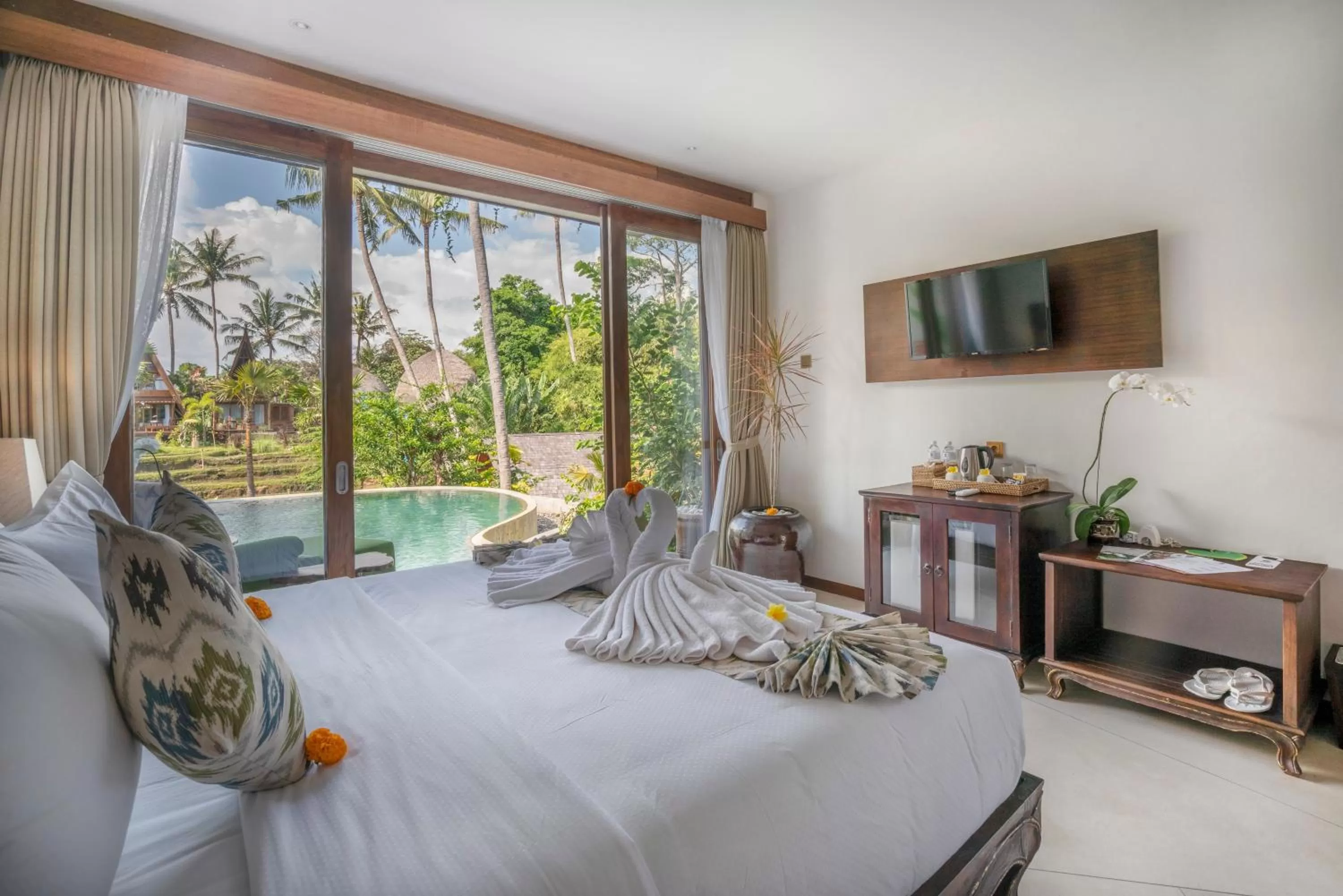 Property building, Bed in Menzel Ubud