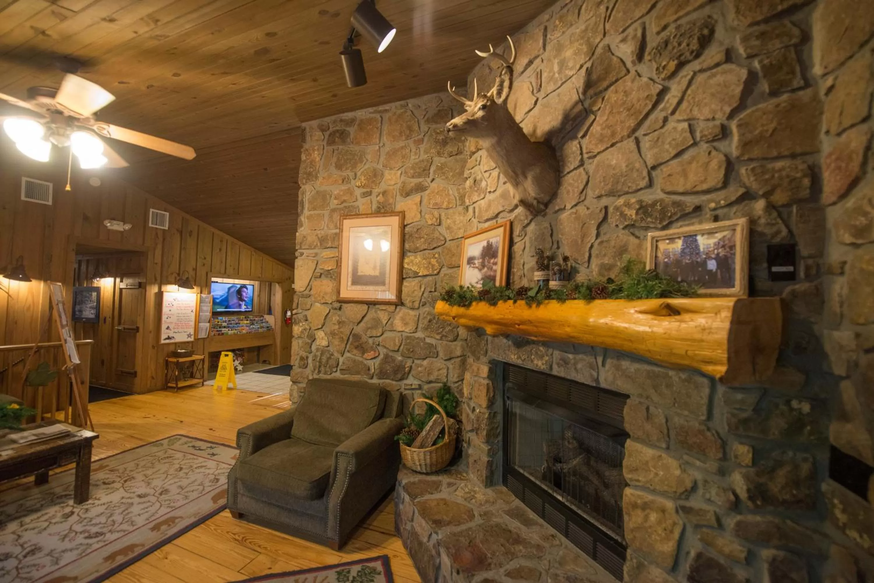 Communal lounge/ TV room in Cabins at Green Mountain, Trademark Collection by Wyndham