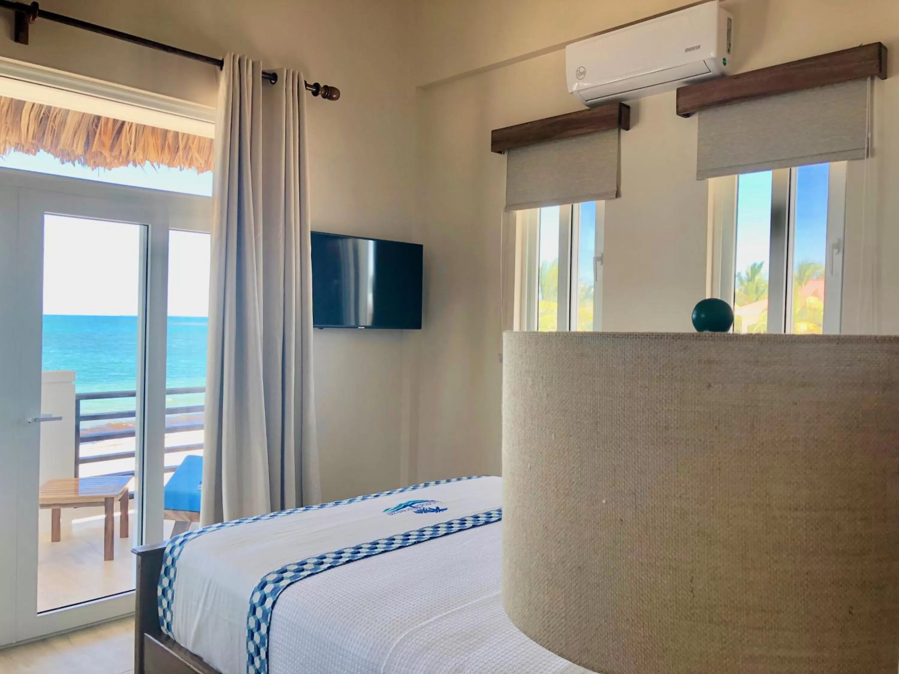 Sea view, Bed in Ocean Breeze