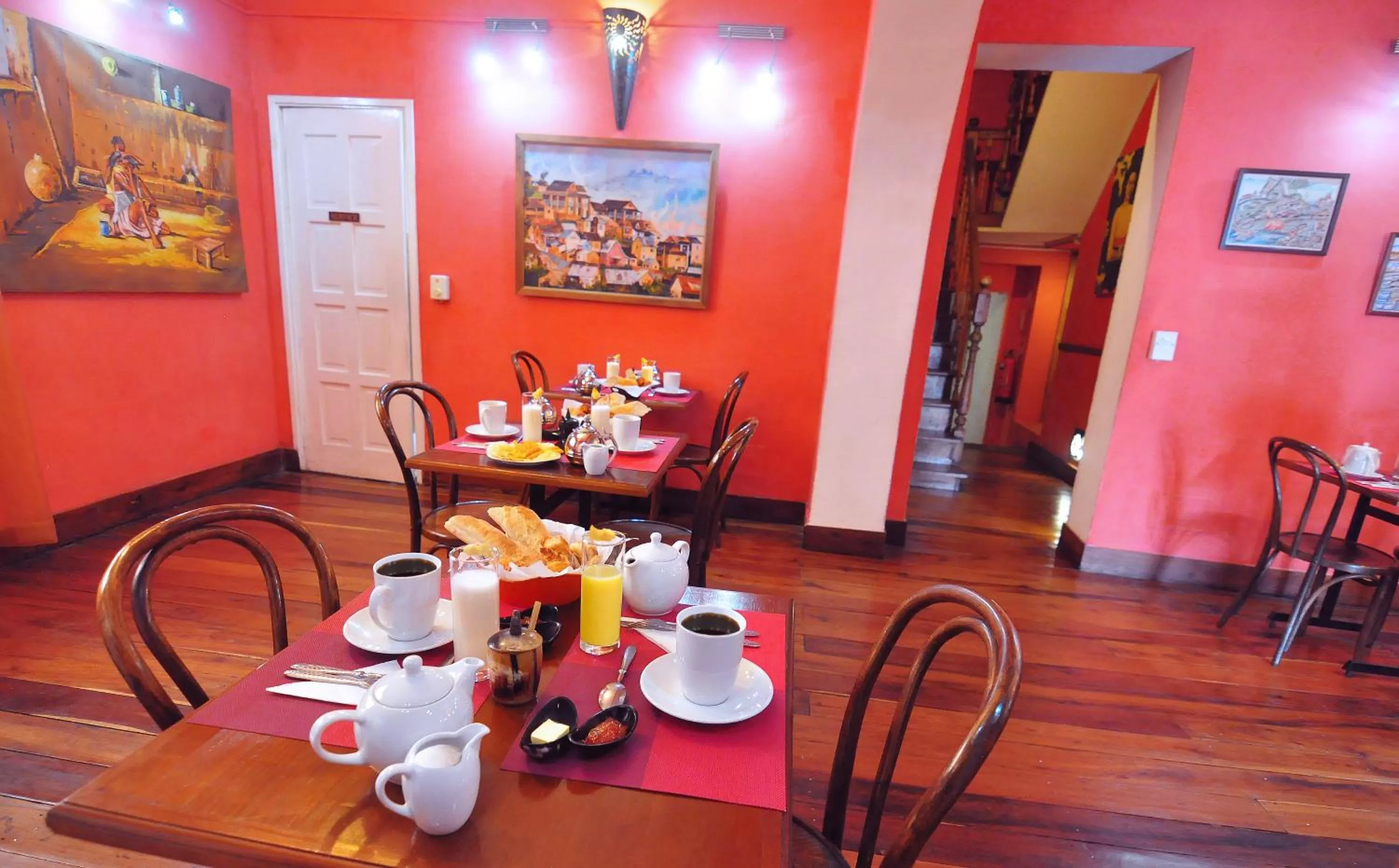 Restaurant/places to eat in Rova Hotel