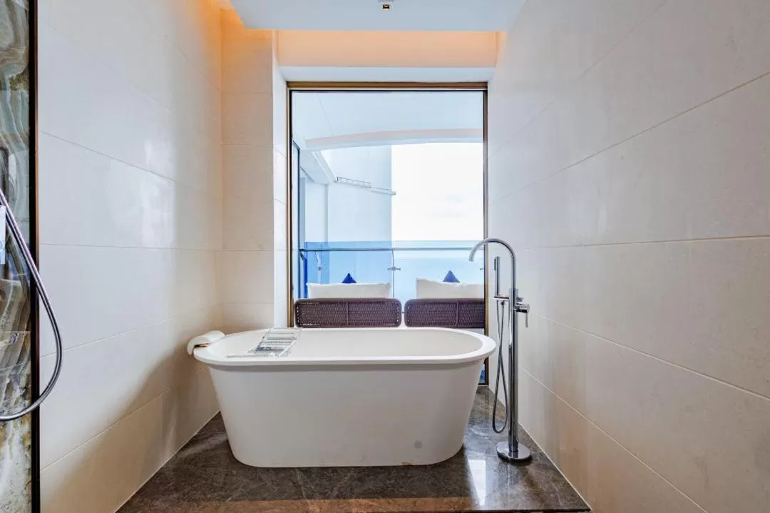 Bath in Howard Johnson Plaza by Wyndham Blue Bay Sihanoukville