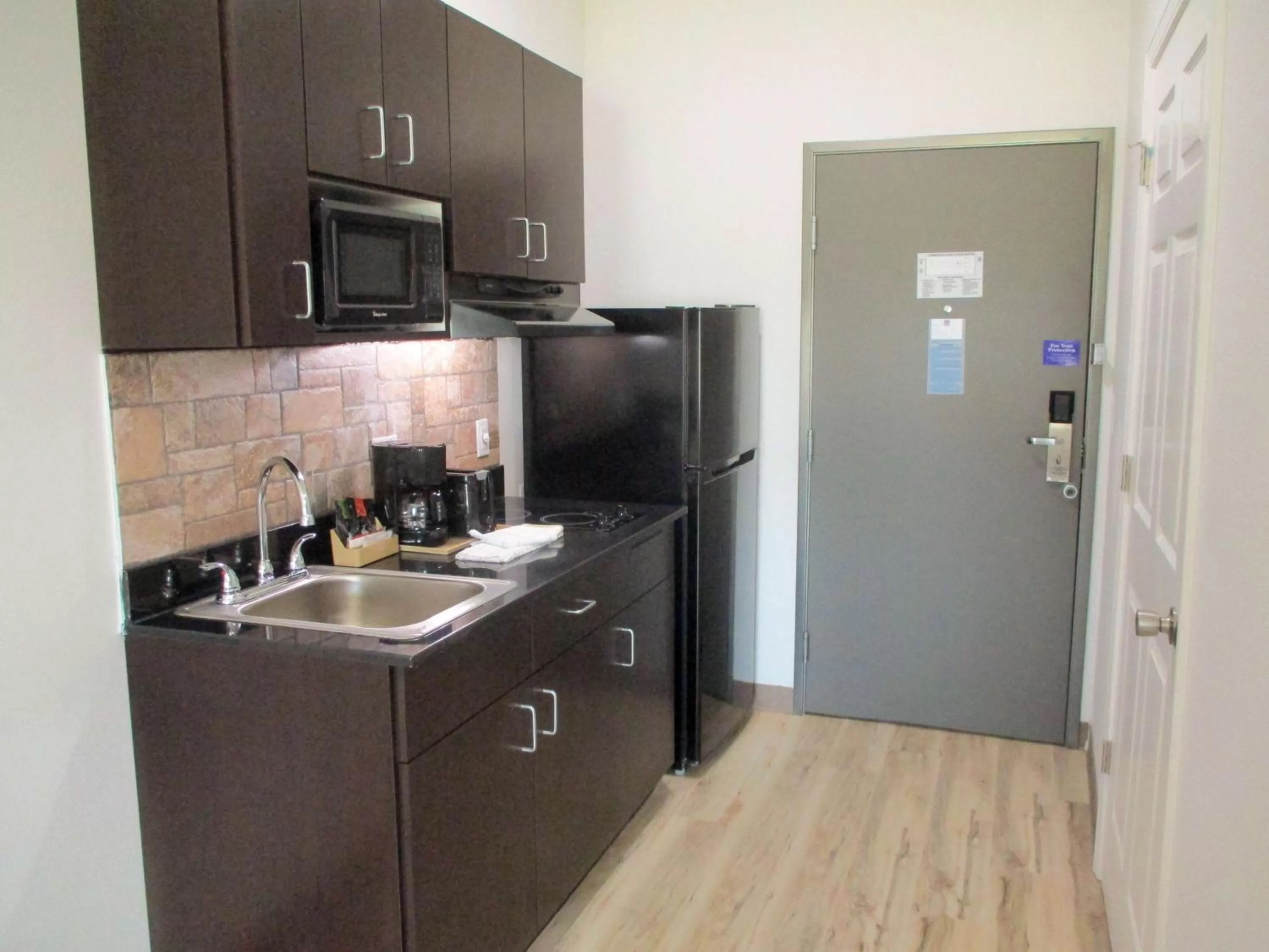 Photo of the whole room in Studio 6-Port Allen, LA - Baton Rouge I-10