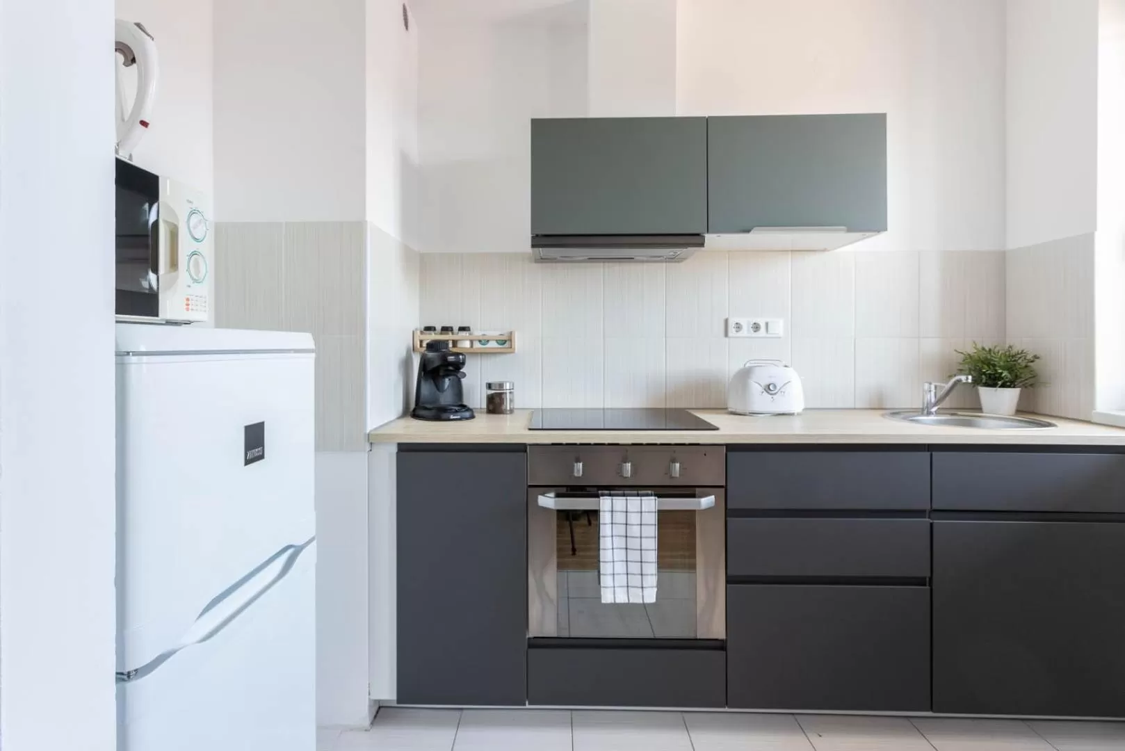 Kitchen or kitchenette in Corvin Plaza Apartments & Suites