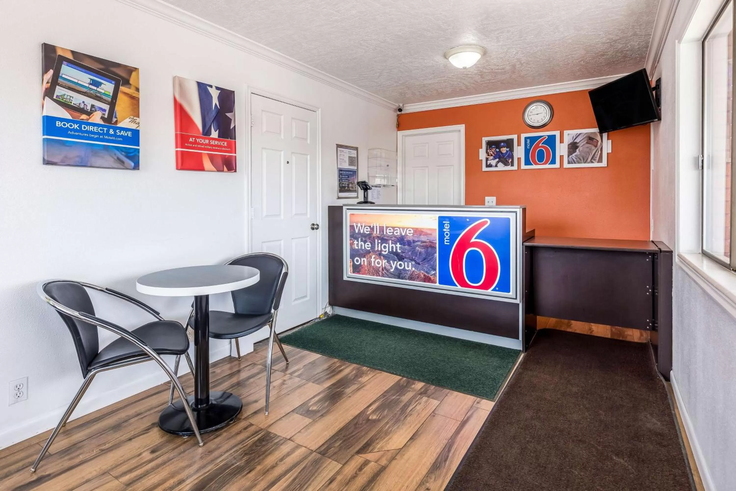 Communal lounge/ TV room in Motel 6 Tremonton, Utah