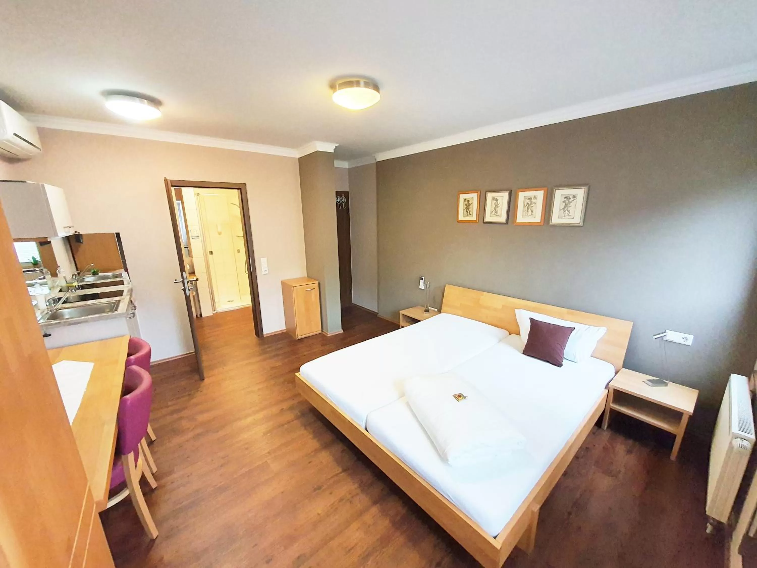 Photo of the whole room, Bed in Burgers Hotel