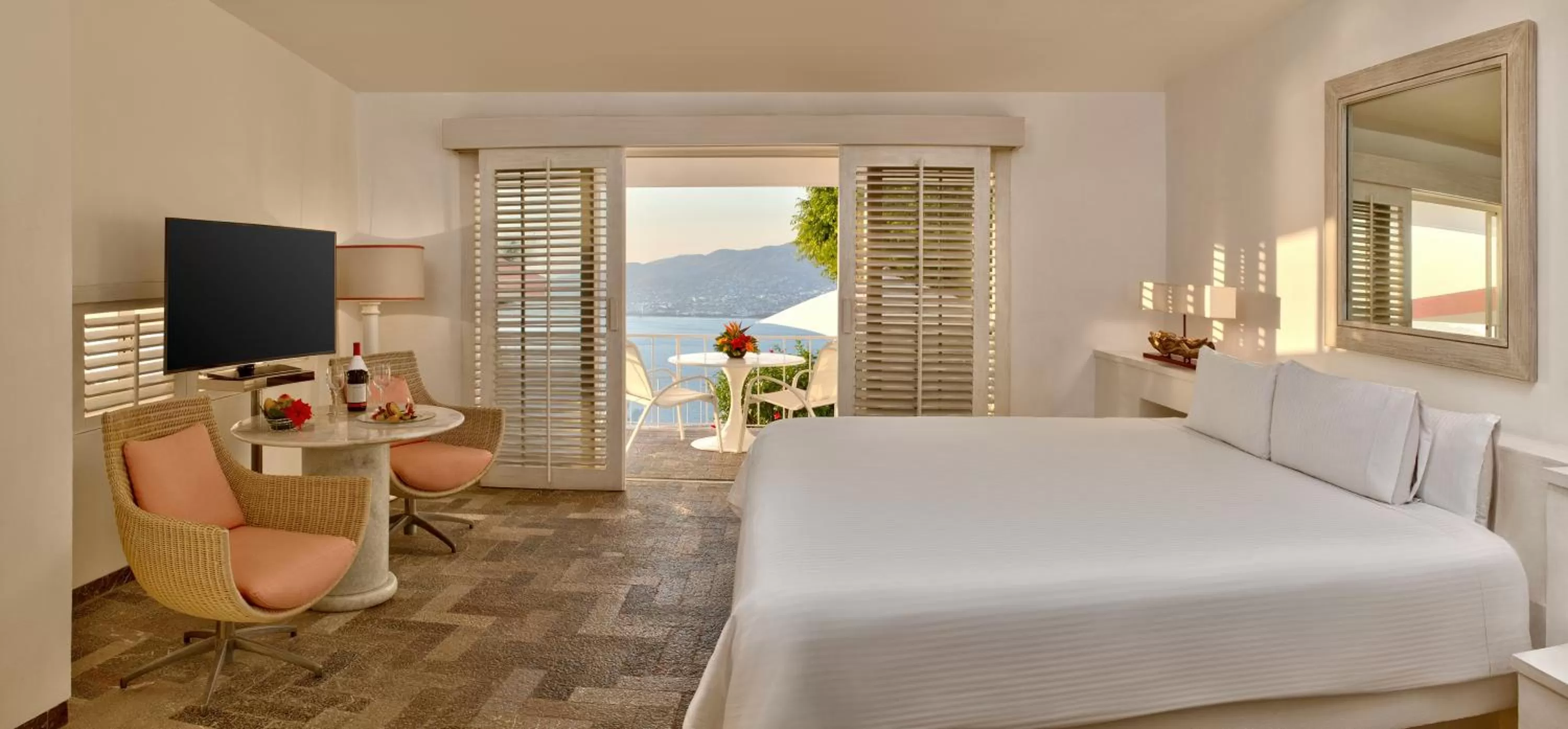 Photo of the whole room, Bed in Las Brisas Acapulco