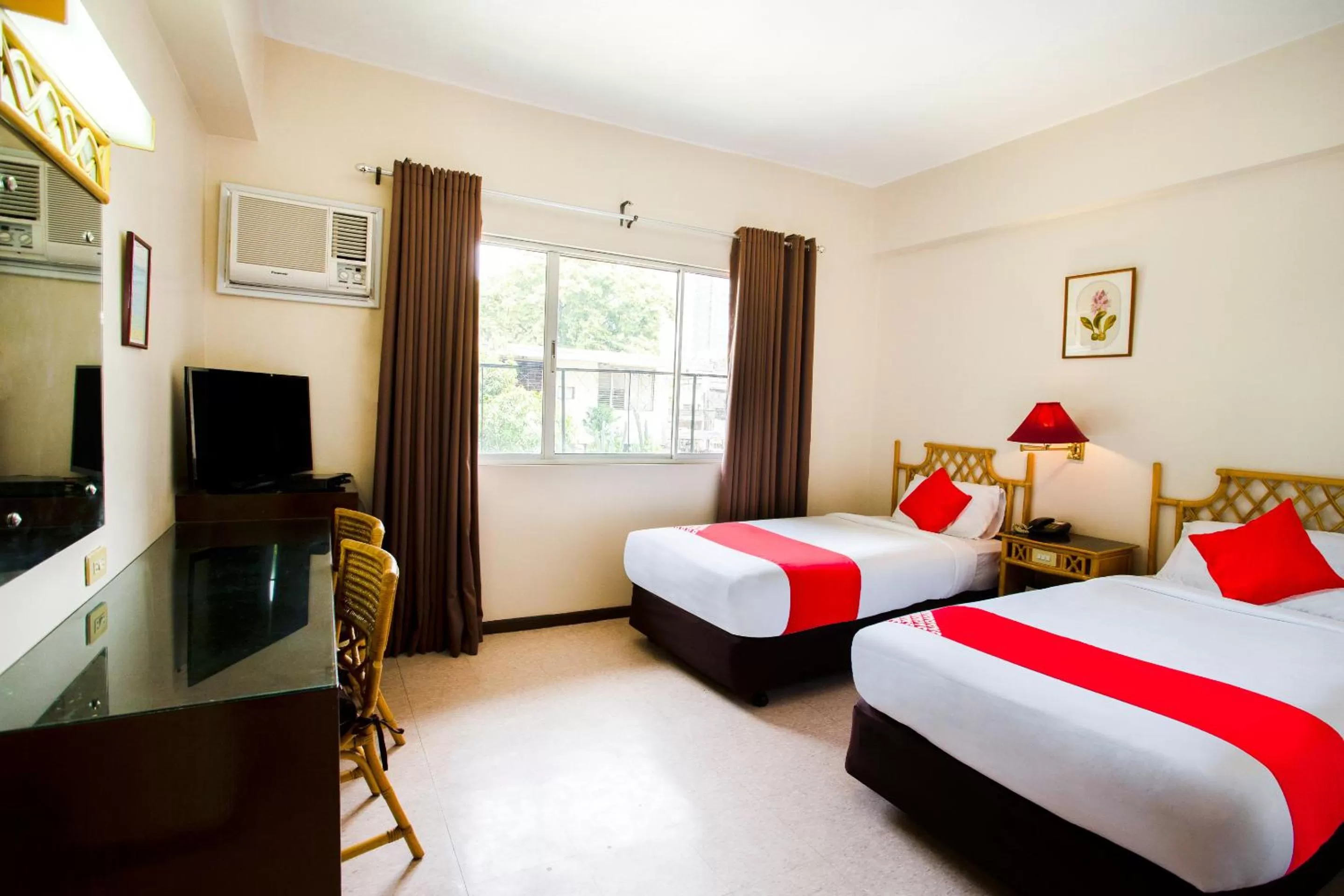 Bedroom, TV/Entertainment Center in OYO 414 Humberto's Hotel