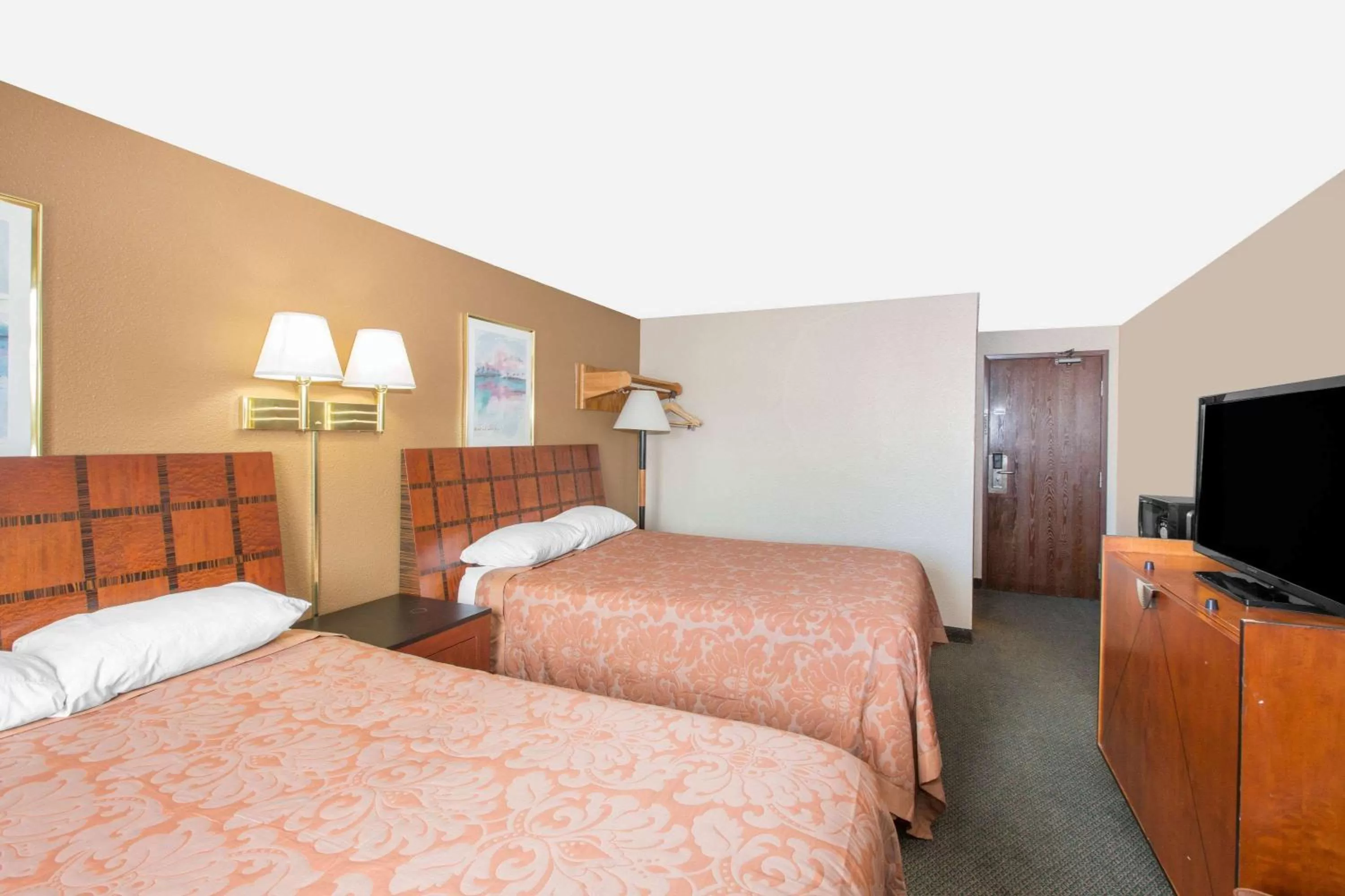 Photo of the whole room, Bed in Super 8 by Wyndham Sioux City/Morningside Area