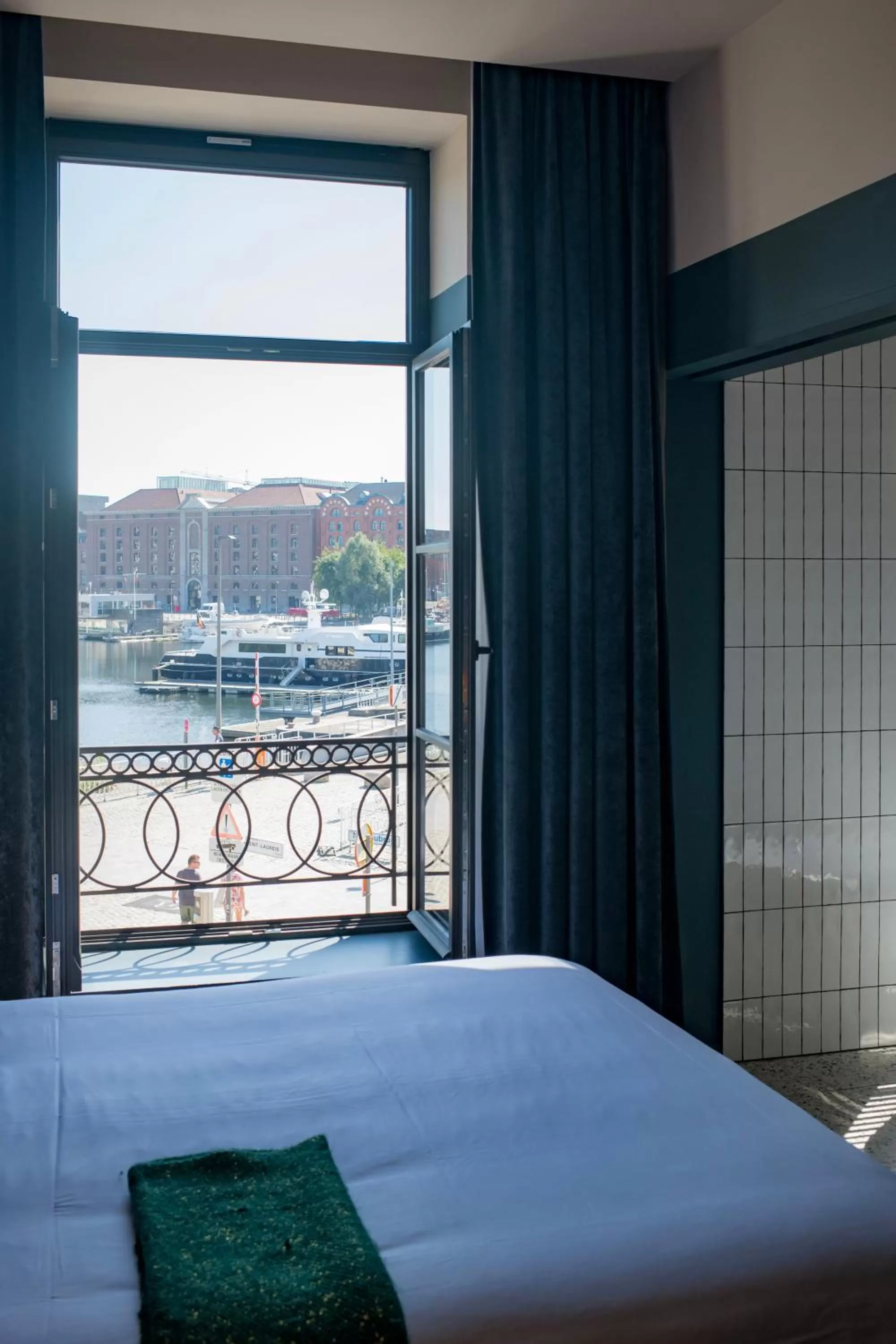 View (from property/room), Bed in U Eat & Sleep Antwerp